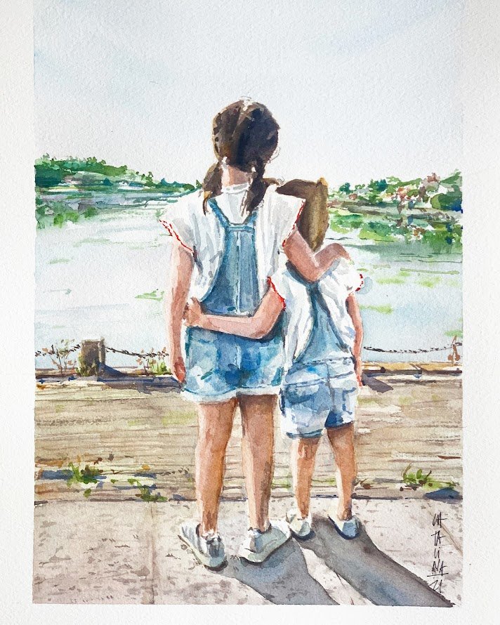Pintura de dos niños, una niña y una niña, en un muelle mirando un río o lago, con árboles y casas al fondo.
