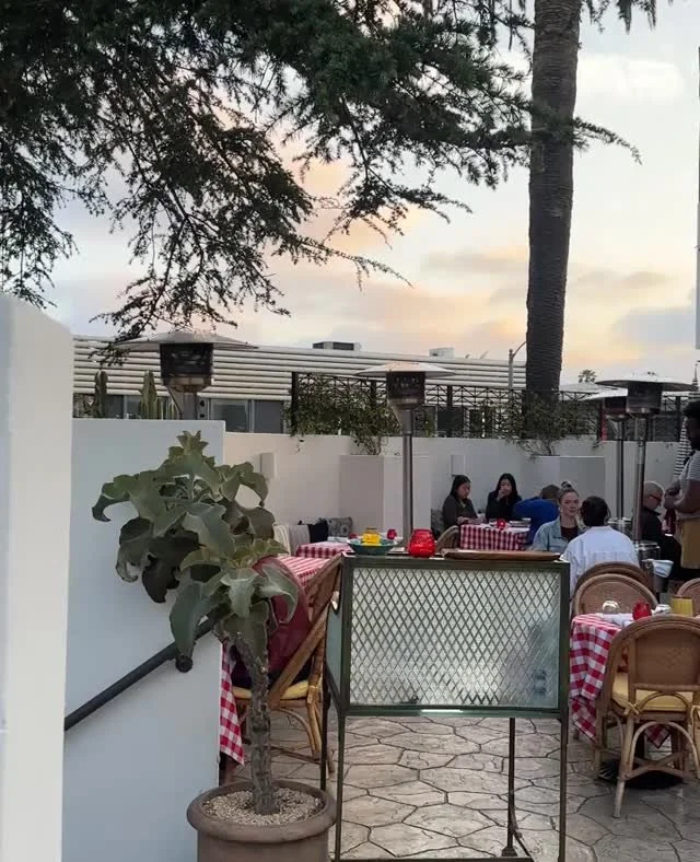 Beautiful Sunset + Best Pasta in Silver Lake = Perfect Wednesday evening! Today's Pasta Party dish is Fettuccine Alfredo with Grilled Shrimp. Remember, it's just $15 per person, or $30 for salad, focaccia, pasta, and dessert! 🍝