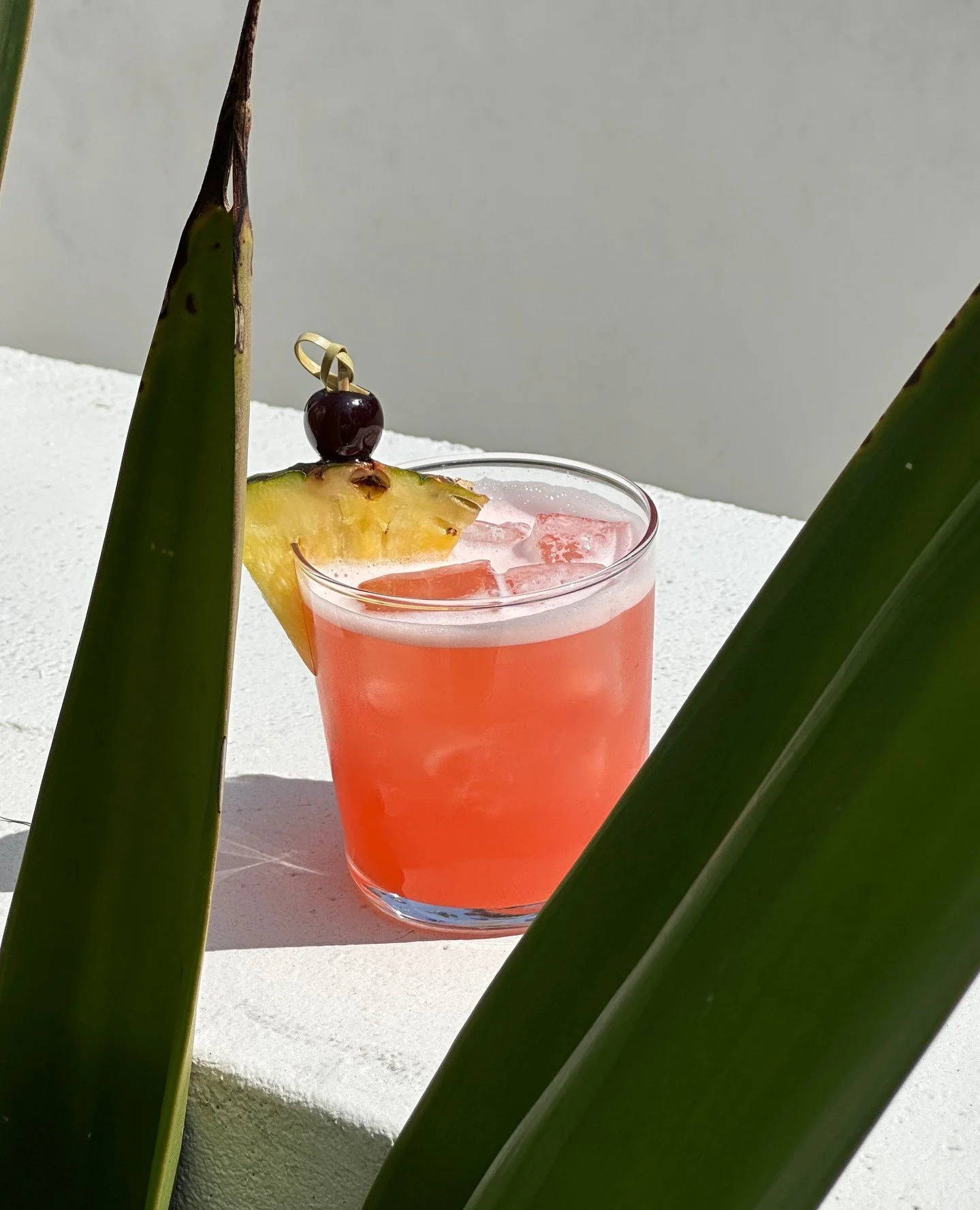 Our daily Happy Hour is from 3 to 6! Which one are we having today?⁠
⁠
🍍Occhi Sfumato: Diplomatico Planas rum, Campari, pineapple, cinnamon, lime⁠
🥥 Sogno Di Ananas: Mal bien Espadin, Suze, pineapple, lemon juice,⁠
vanilla, coconut⁠
🥃 Tramonto Ven