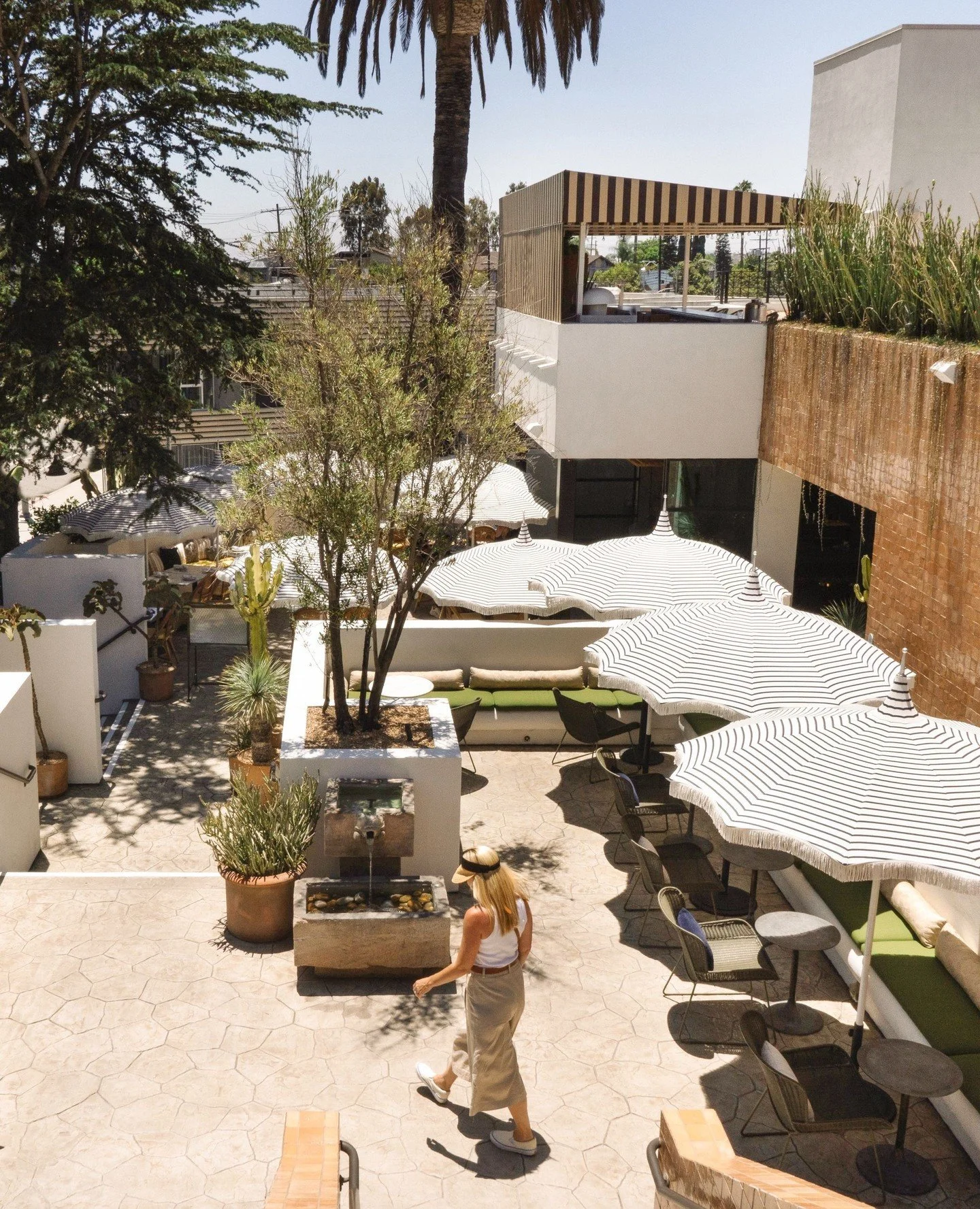 Everything's better under the sun 🌞
Al fresco season has begun!