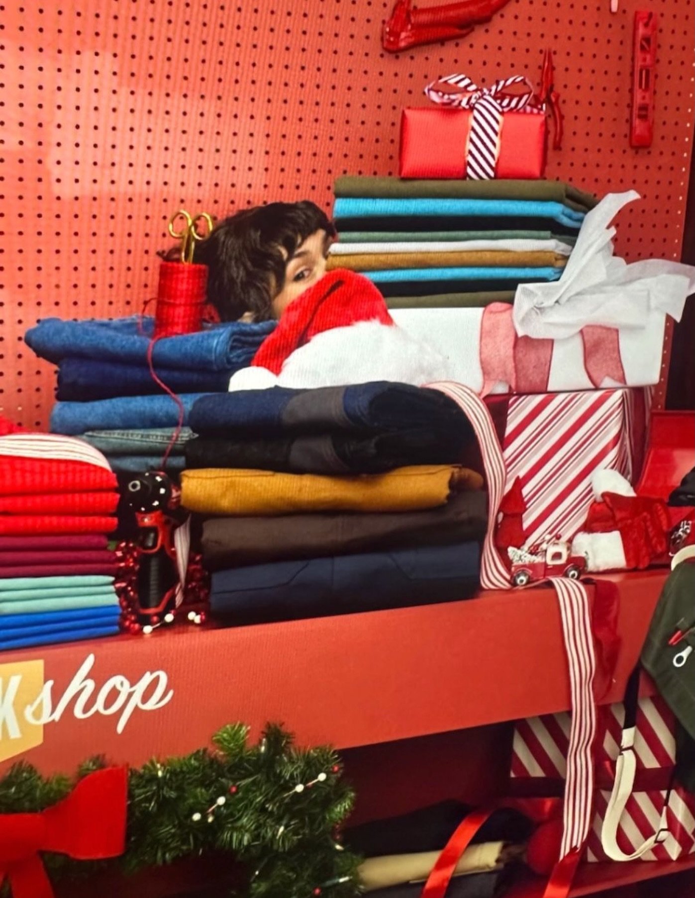 I spy with my little eye... 👀
LuLu stylist Kayla Dickson (@kaylaraedickson) hard at work being a Christmas elf on set for @redkap at @farmuse