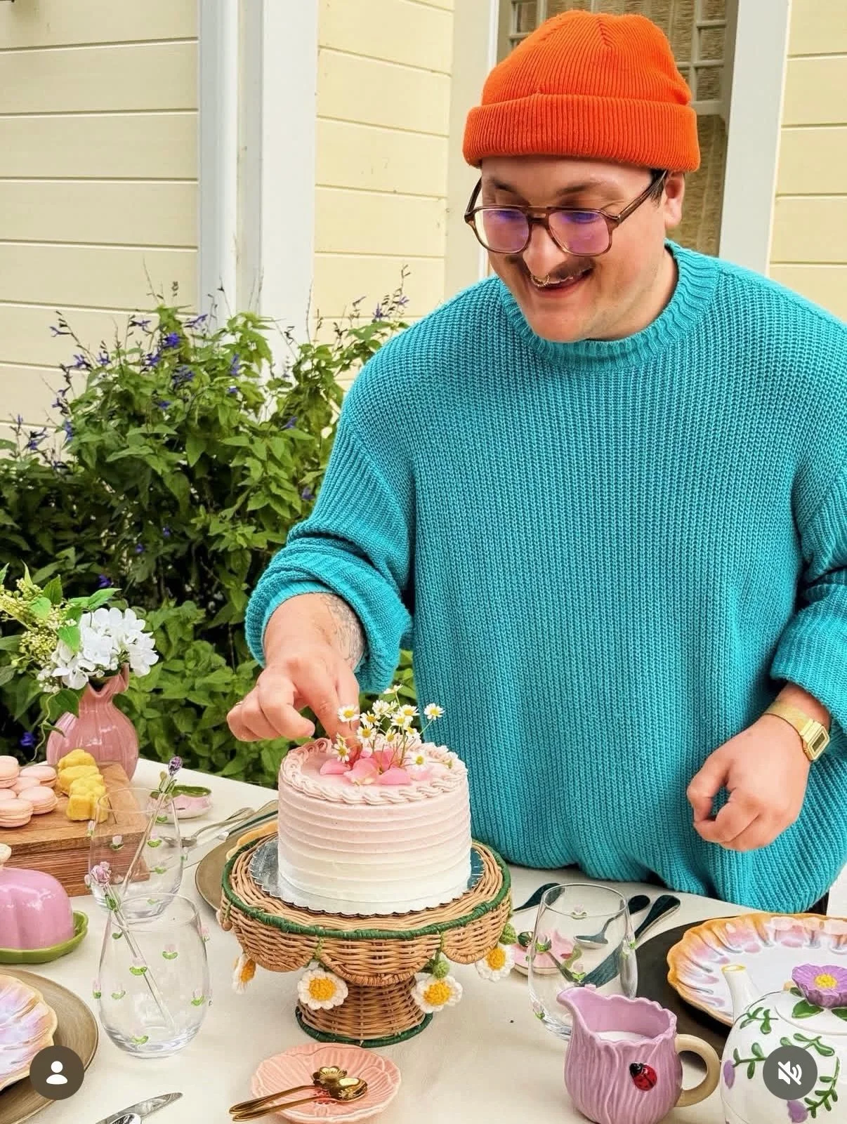 1) LuLu Assistant Devin Ampola (@sissyboyart) on location with @worldmarket 🌸
2) Blackbird Tailor Lauren Ebaugh (@plasticfoliage) behind the scenes at Tailored Brands 
3) LuLu World Market Crew looking cute as always 💕
@janehartmannstylist, @bevans