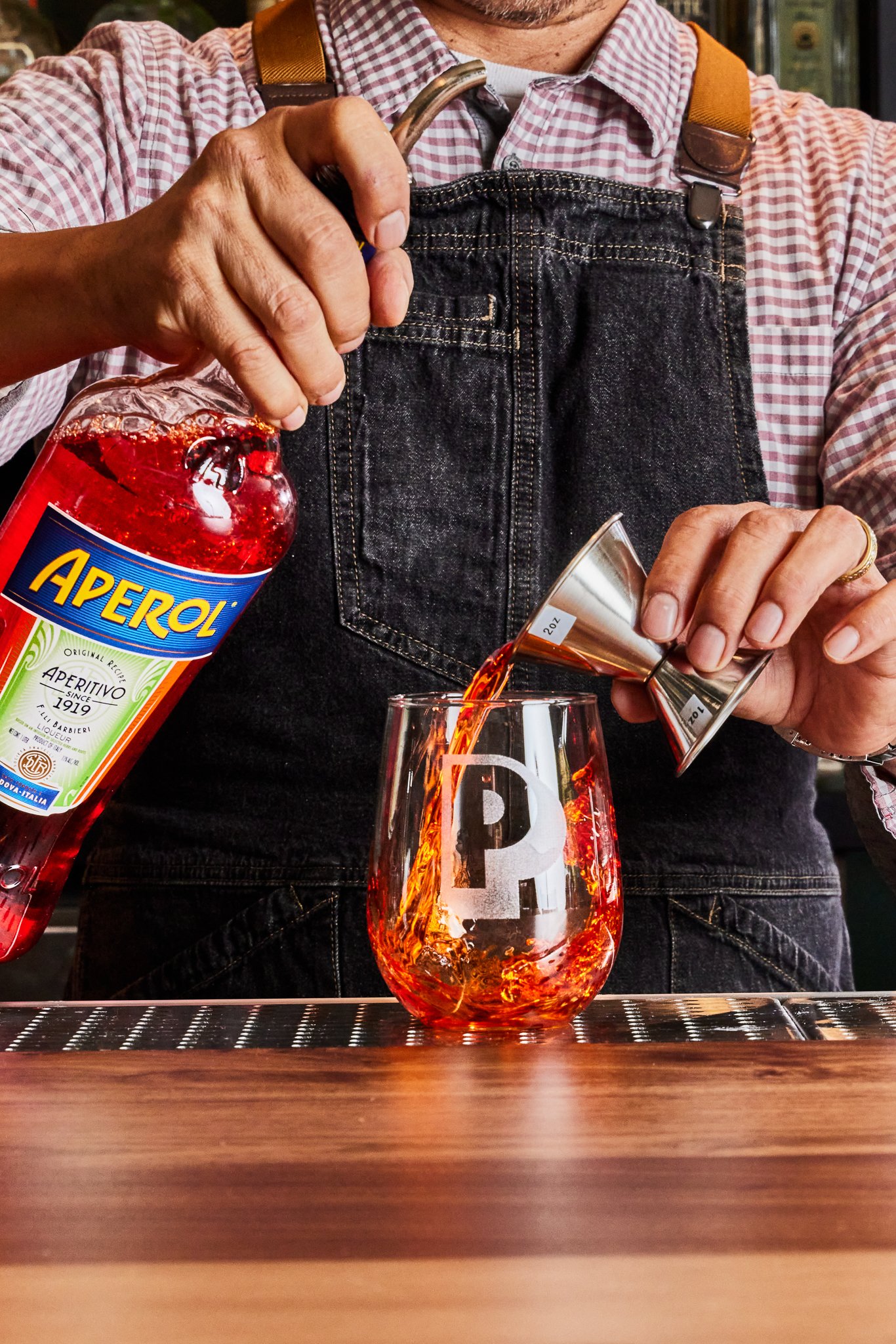 bartender making an aperol spritz