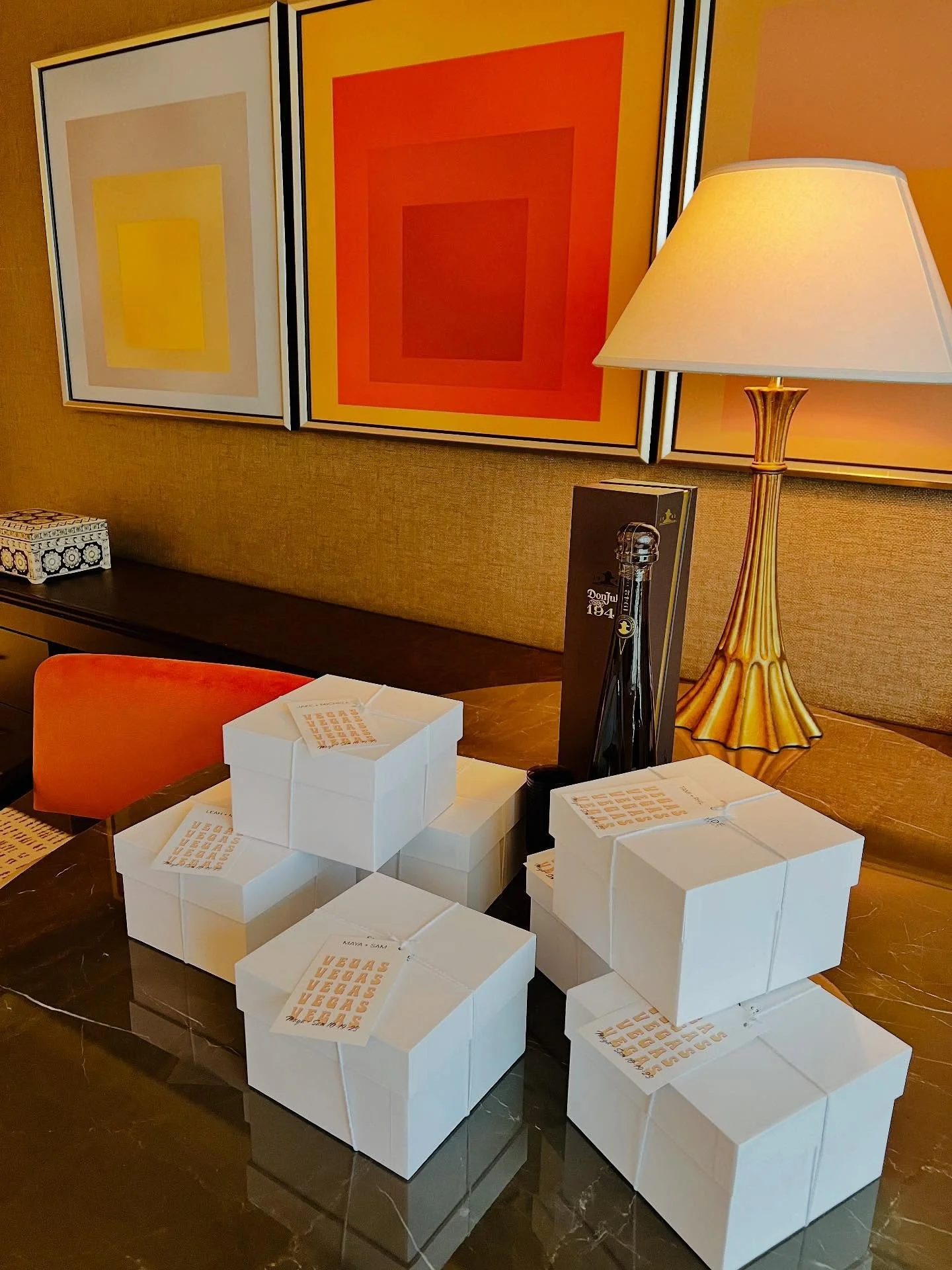 Spending last night in Vegas ✨ has me flashing back to another trip we took to this city a few years back. When traveling in groups, we love to brand welcome boxes and swag to fit the occasion. Scroll through to see what we put inside.