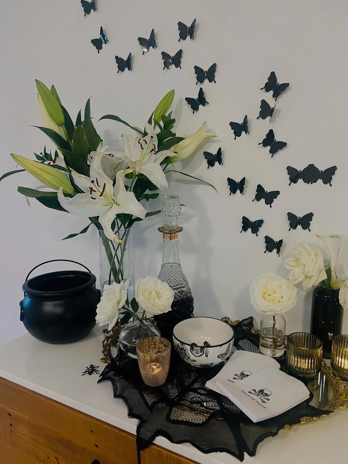 From Rosh Hashanah to Halloween, I love decorating in my home and this year my budding designer 5 year old got in on the fun. She helped me style the sweetest (yet spooky) set up on our entry console with spider webs, tons of fresh florals, candles, 