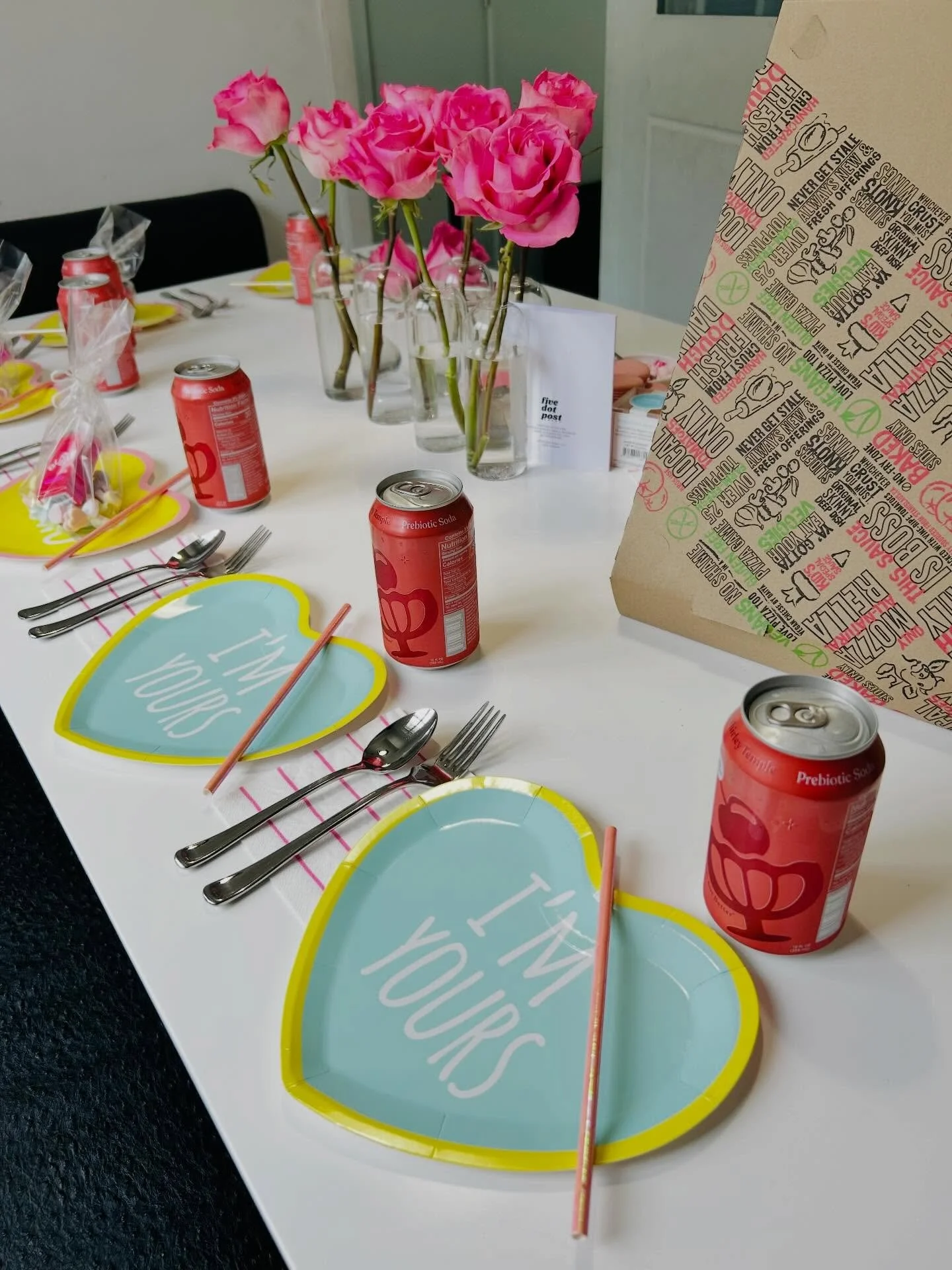 GALENTINE&rsquo;S SLAY 💘

L Side: Ava asked if she could have a few friends over for a little Galentine&rsquo;s celebration and I thought it would be nice to include them in our family tradition. Every year, I do a little set up at our house for my 