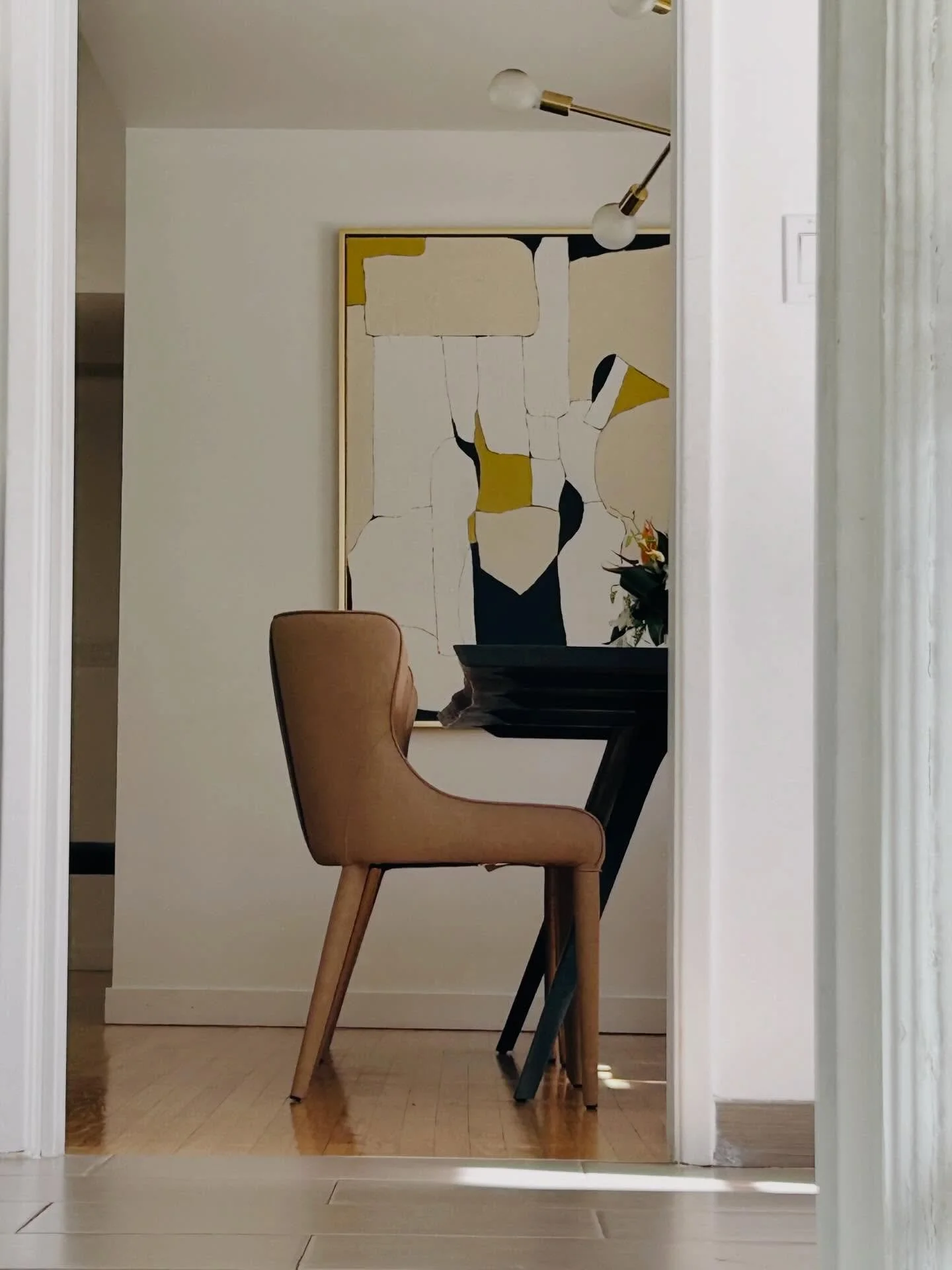 You asked for table and chairs? Here&rsquo;s a look into every day dining in our own homes. We&rsquo;re always looking for that million dollar look for less. 

1 - Dining room table + chairs purchased separately but from the same place as Lauren love