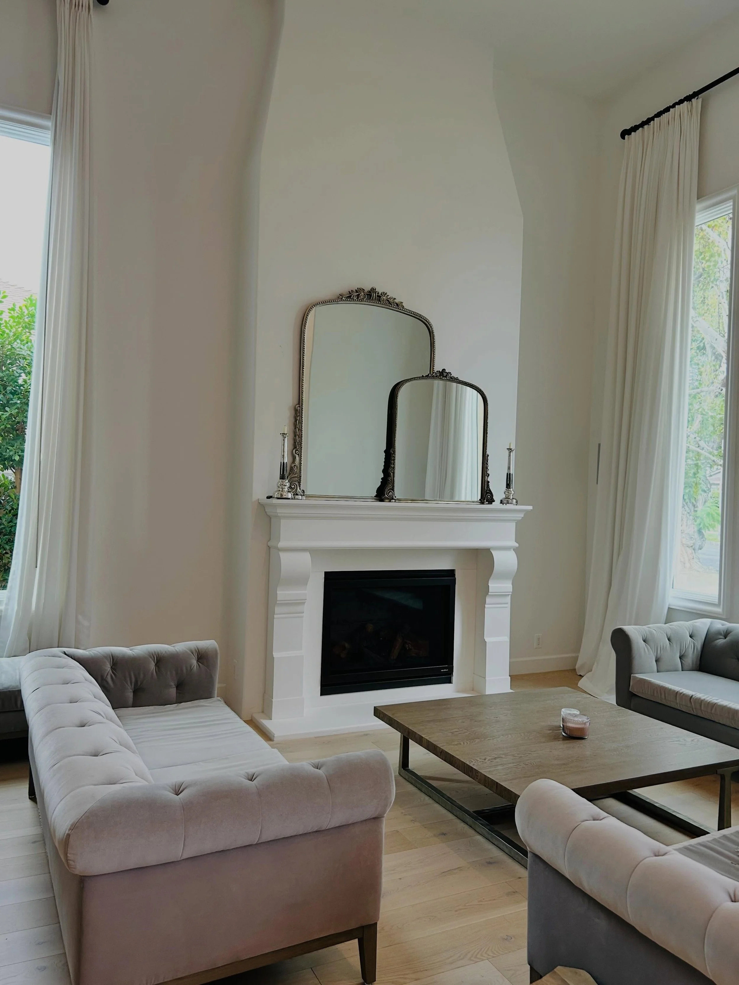 MIRROR MIRROR ON THE WALL🪞

Layering the mirrors in this way is more complicated to hang but can be more interesting and give dimension to the space. #lainteriordesigner