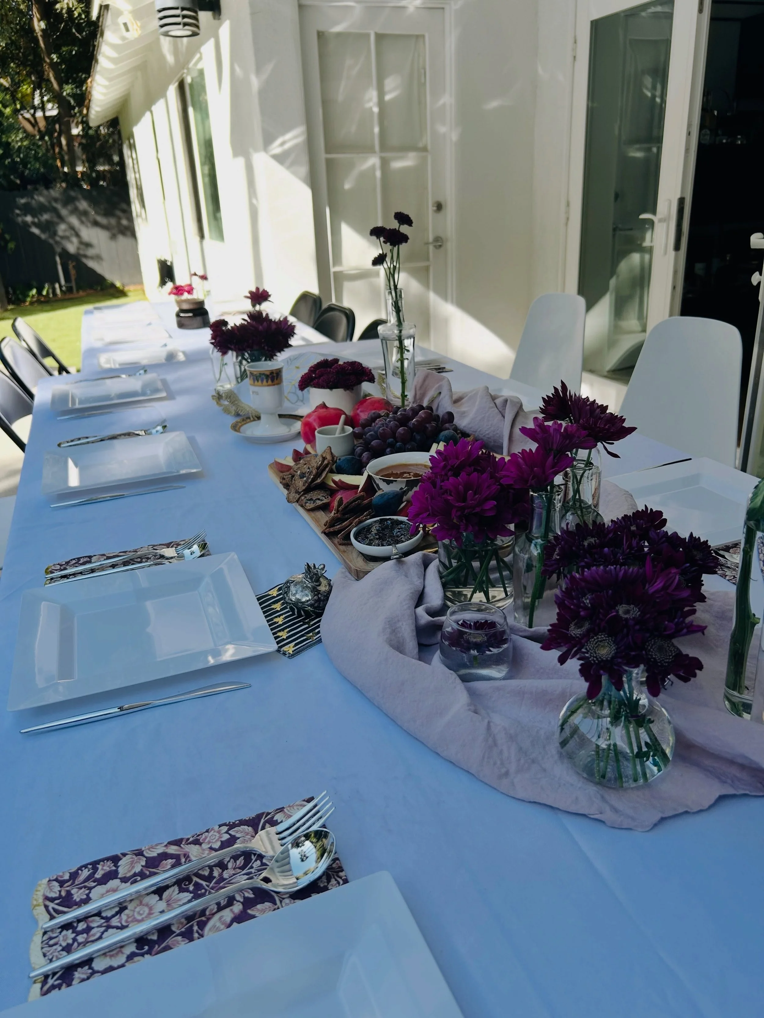 RH RECAP 🍎🥀

Casual, elegant, or somewhere in between? Our Rosh Hashanah dinner set up was all these things combined. A casual backyard vibe with elegant paper goods + plasticware that look like the real thing. Fresh florals, abundant fruit and hon