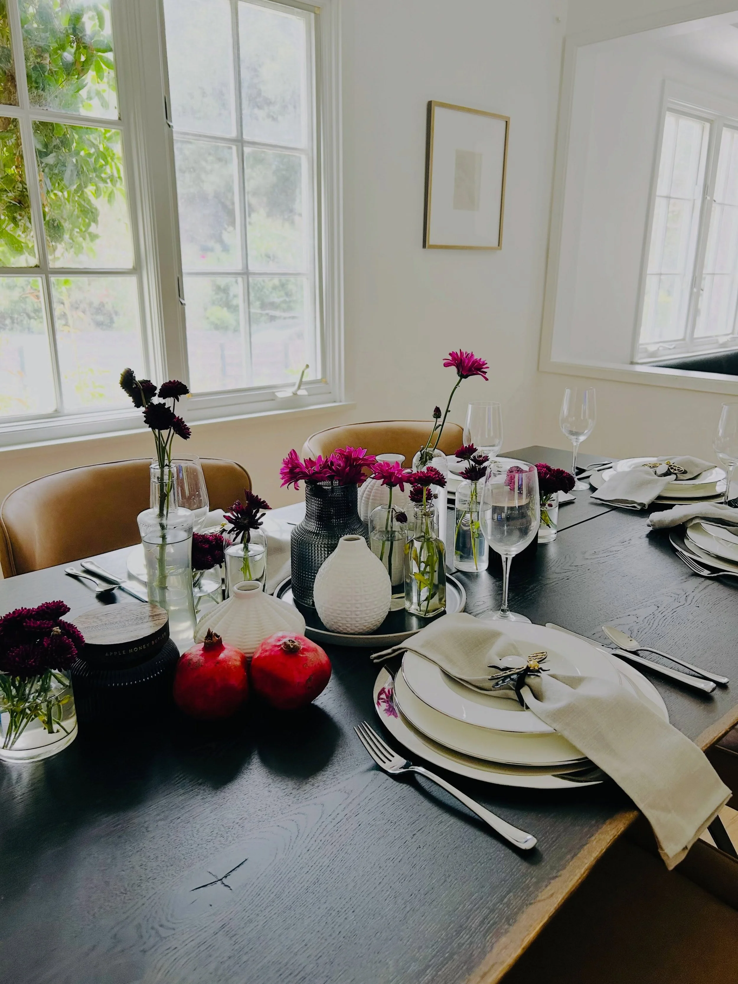 This high holidays, I had not one but two opportunities to set my table beautifully and host family + friends. As Rosh Hashanah and Yom Kippur are only ten days apart, I was able to repurpose florals but put a new spin on my previous set up, opting f