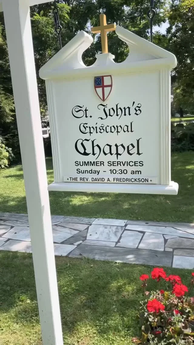 St. John’s Chapel in Manchester, Vermont was looking beautiful for E & S’s ceremony on Saturday.