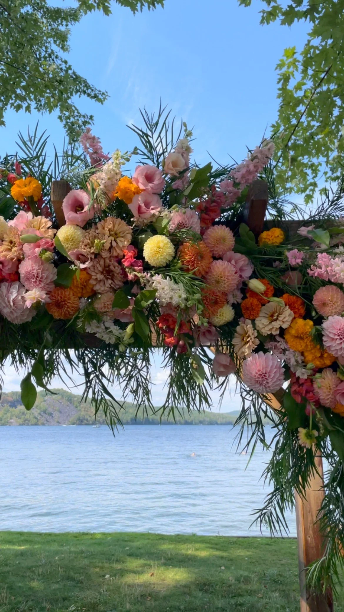 I love when couples get the perfect day after months of planning. Lake Bomoseen & late summer florals made for a beautiful ceremony back drop ๐ธ
@lakebomoseenlodge