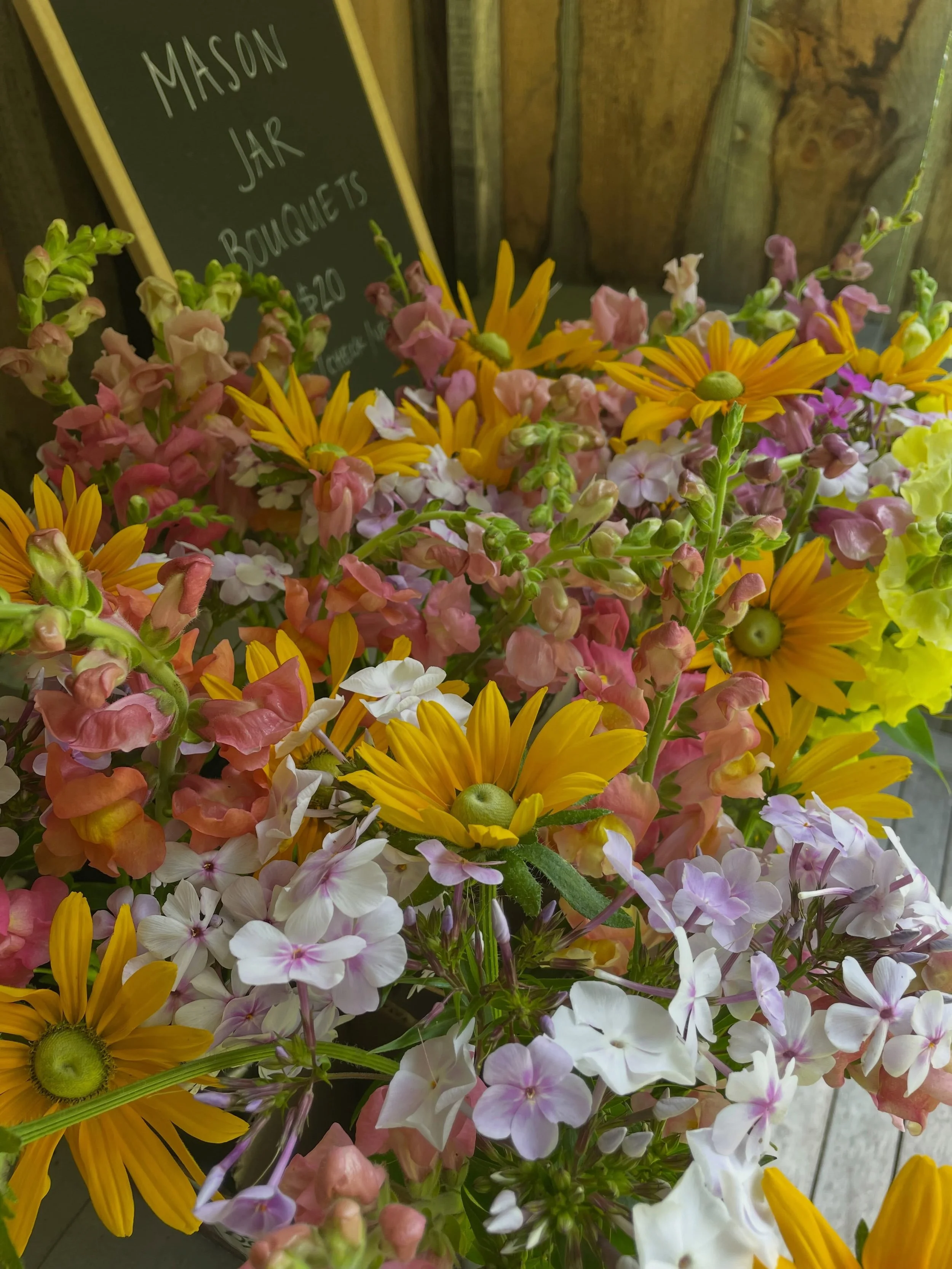 The flowers in the stand 🌸 
Red, white and blue for our CSA members this week 🇺🇸