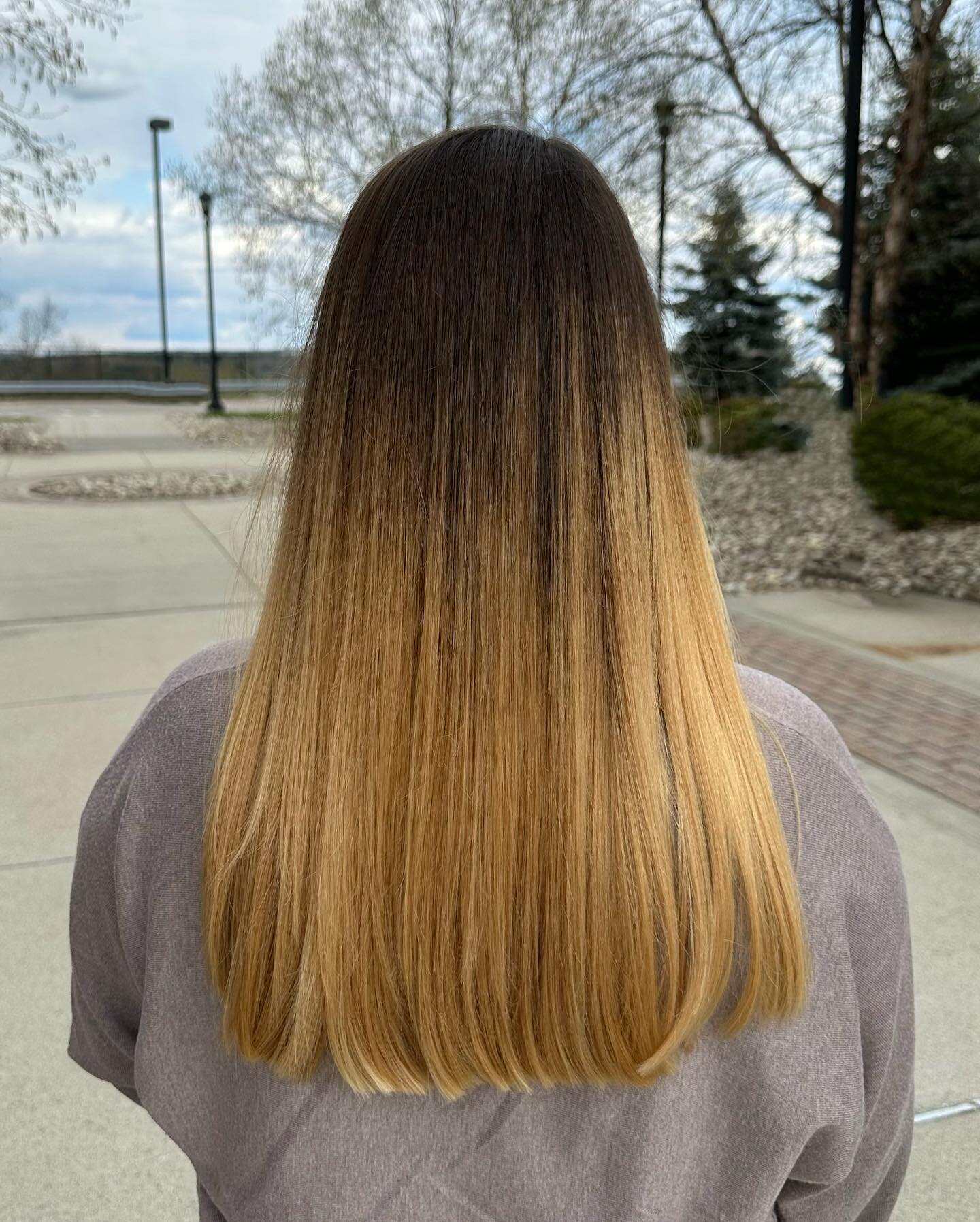 This client got the big chop to prepare for summer! (swipe for the before) We&rsquo;re obsessed with how much healthier and fuller her hair looks now. Shoutout to @katiehartwick for perfecting this transformation, and thank you to Kylie for visiting 