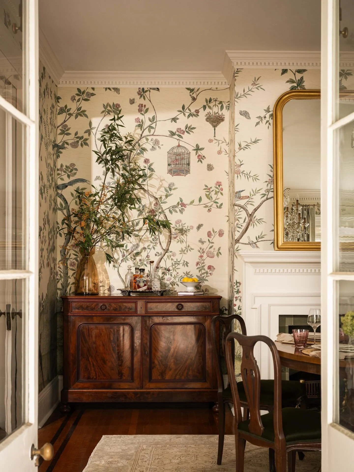 Sharing more photos of our recent photoshoot and a dining room made for hosting. This @schumacher1889 Iksel paper just makes us swoon every time. 
📷 @kcharlottephoto