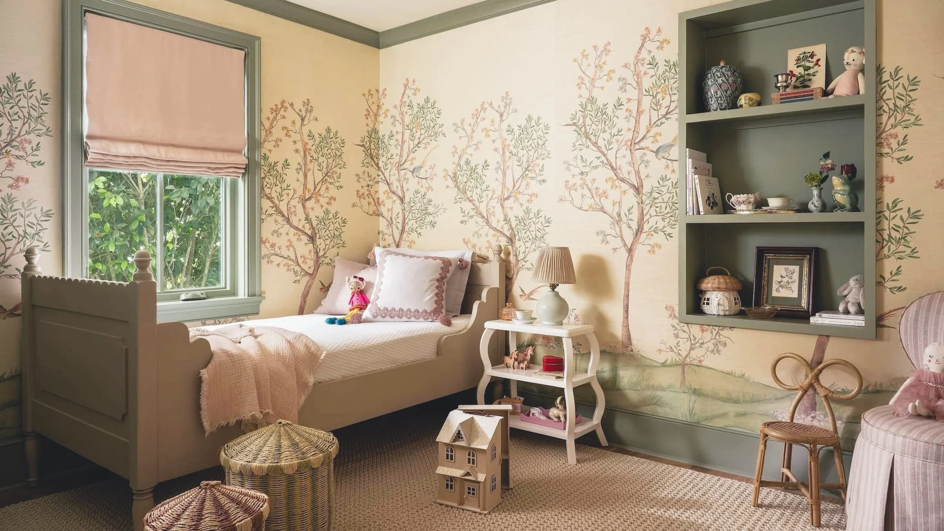 ellen-ave-girl-bedroom-dolls.jpg