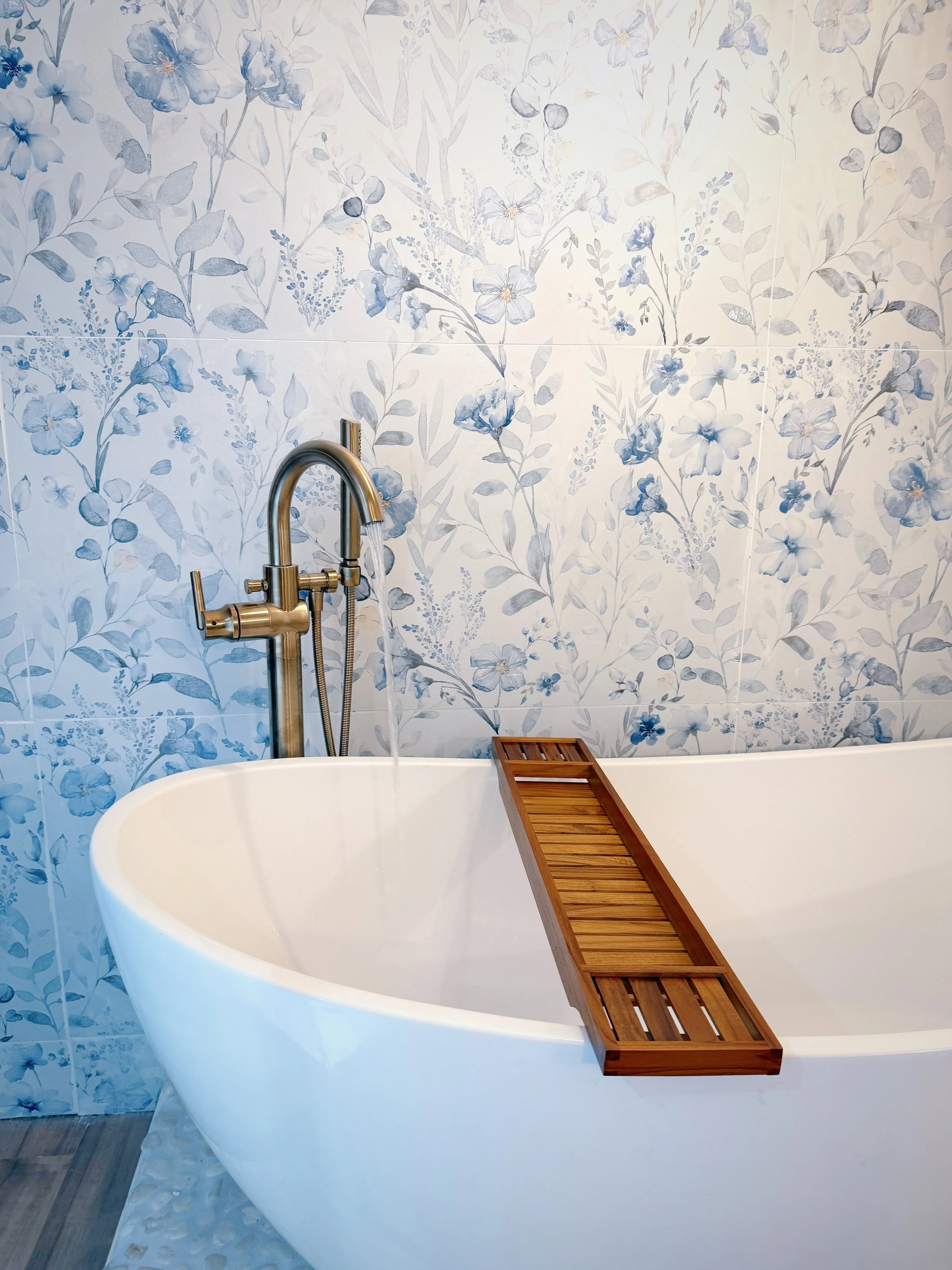 luxury soaking tub with tiled backsplash