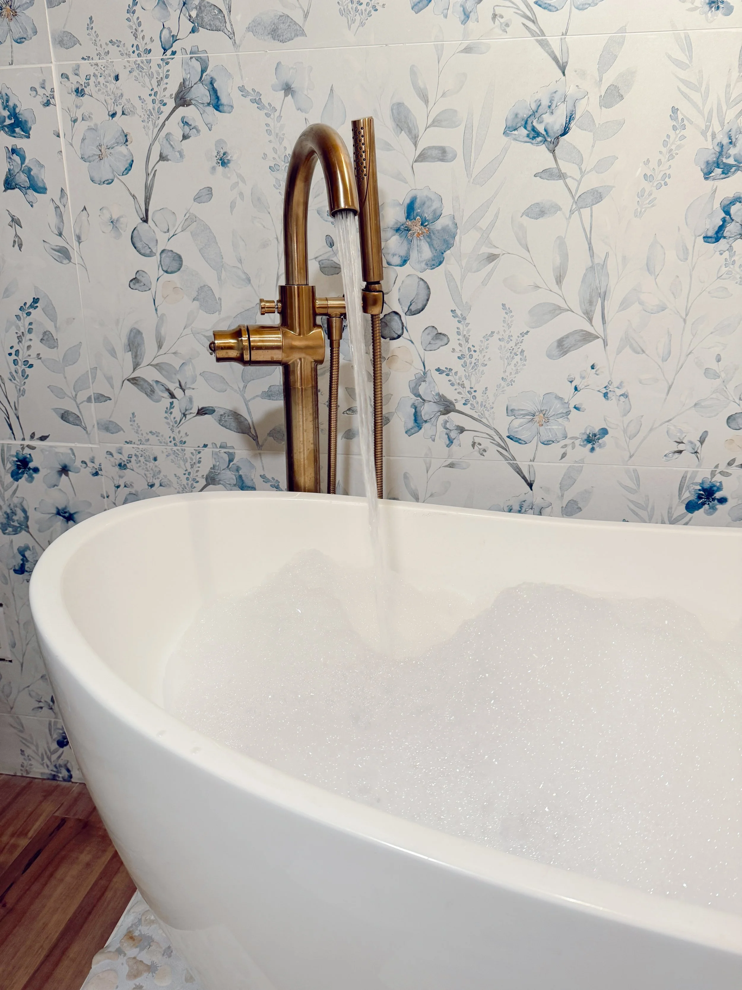 luxury standing tub with bubble bath