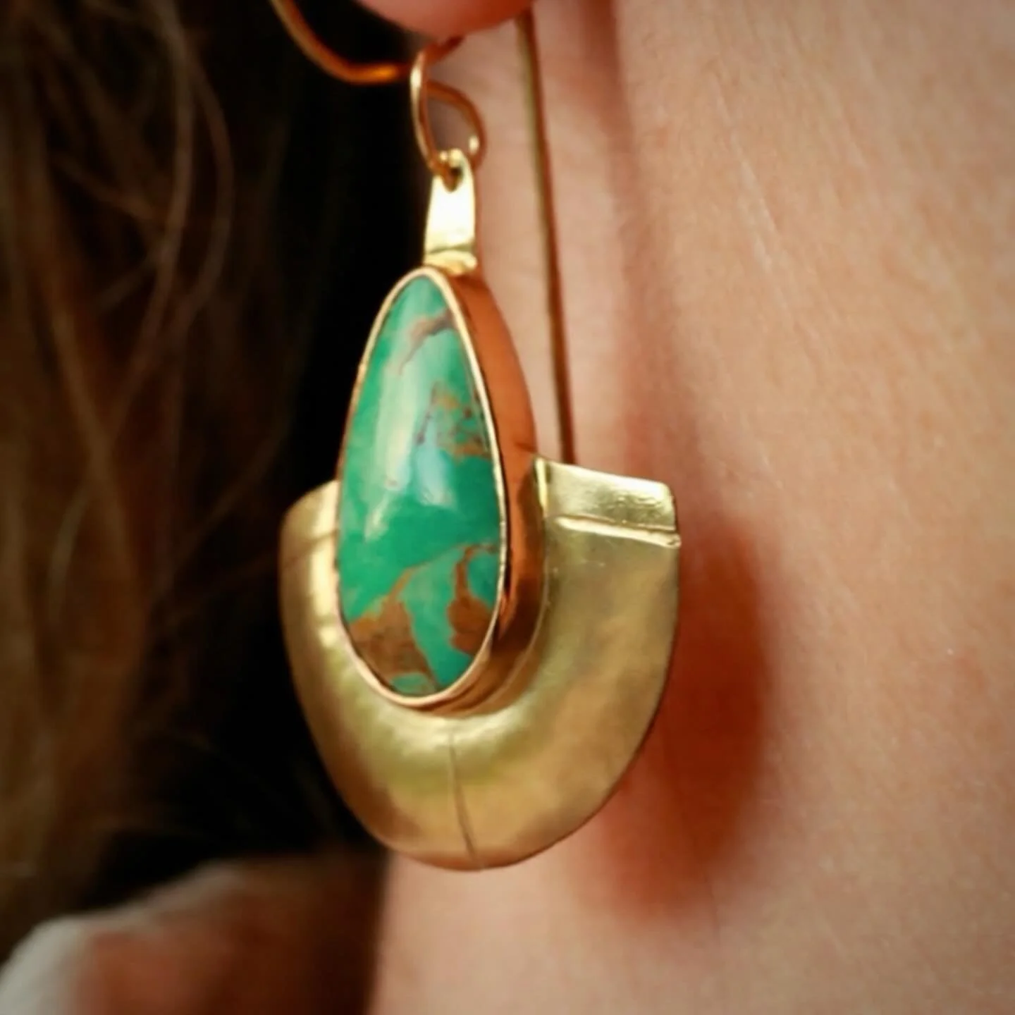 Honoring the ear with turquoise in gold. 
OLD STOCK TYRONE TURQUOISE/ 18K GOLD
.
.
#turquoiseandgold 
#turquoiseearrings 
#greenturquoise 
#highendjewelry 
#studiojewelry 
#carriearmstrongdesign 
#bigsurgoldsmiths