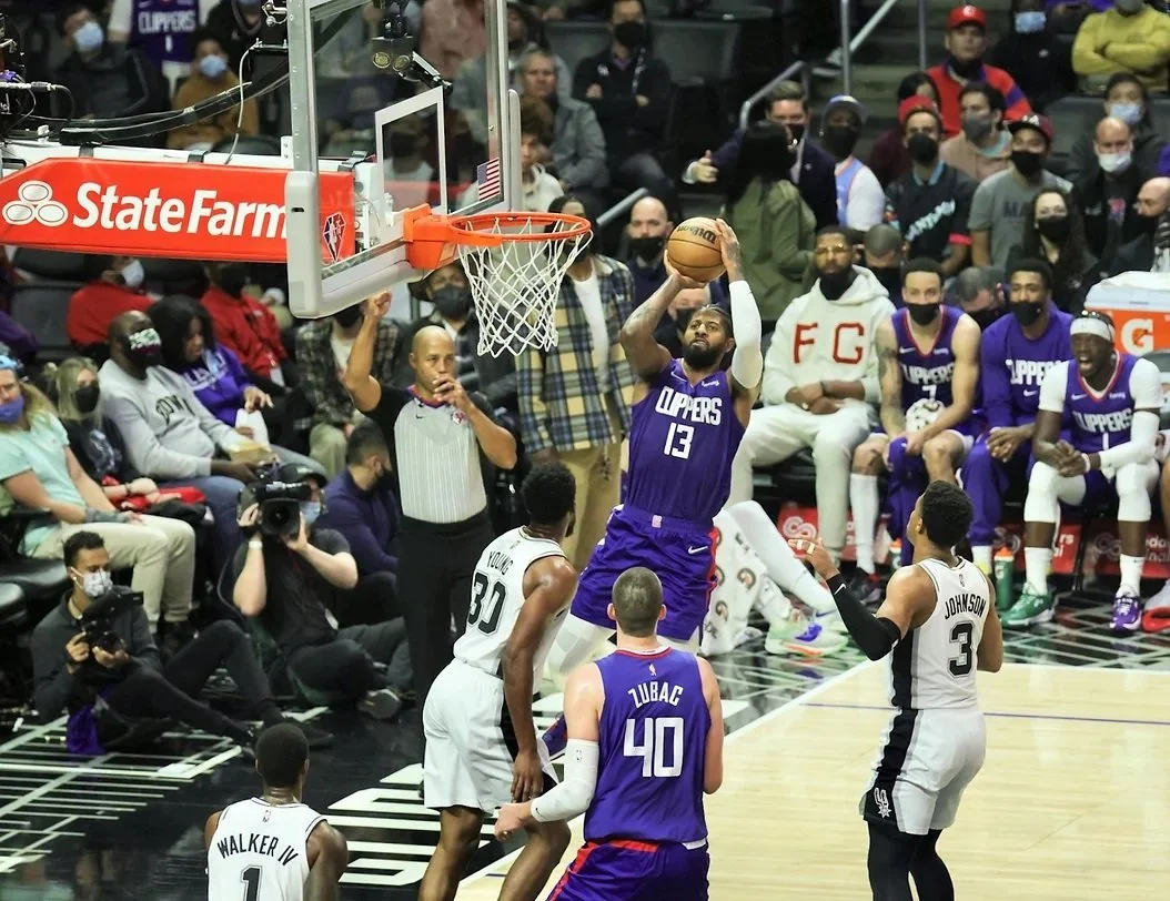 The Clippers bounce back after losing to the Bulls and beat the Spurs 102-96