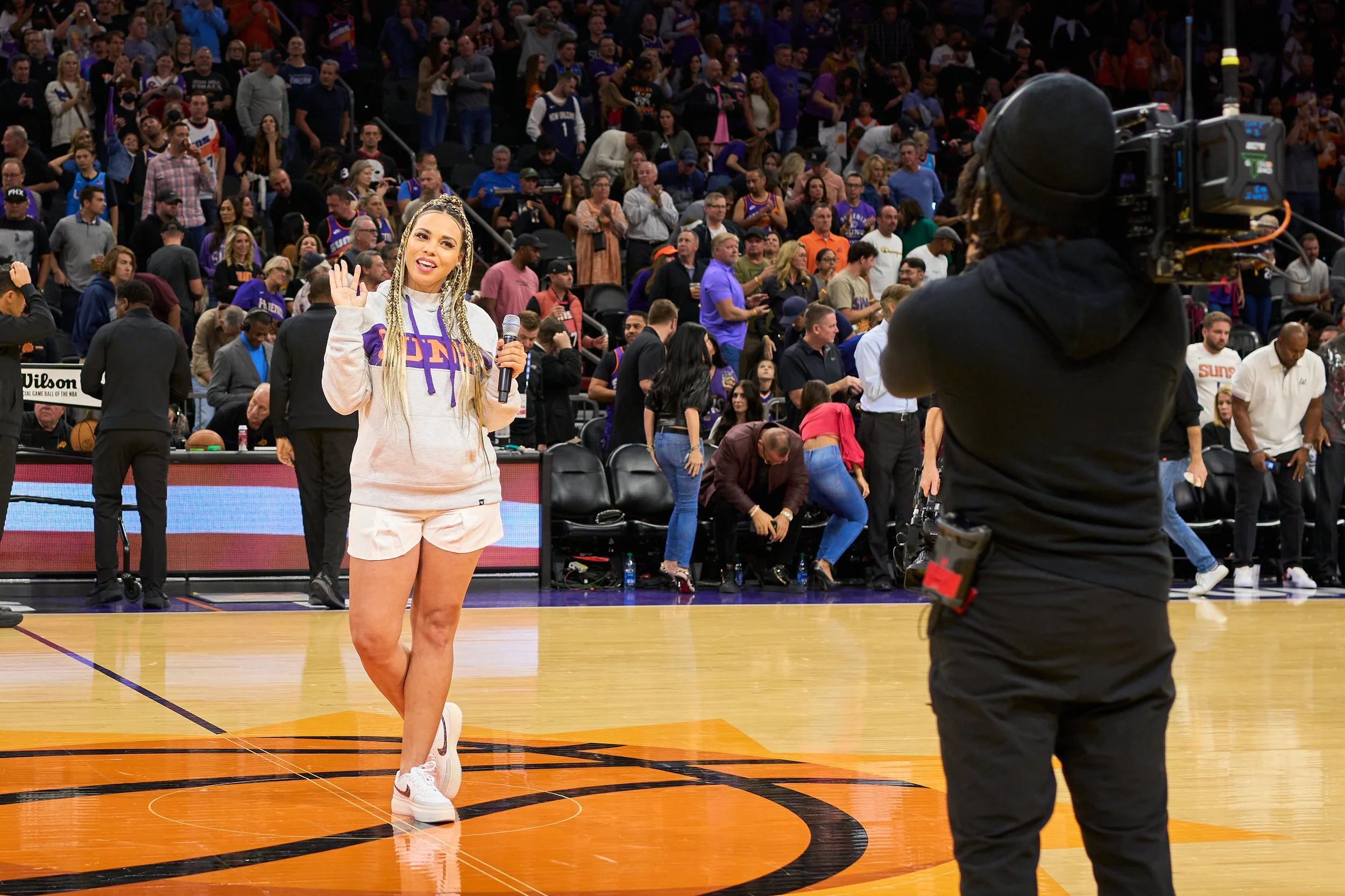 Keeira Lyn Ford serenades the Suns to another win beating Pelicans, 124-111.