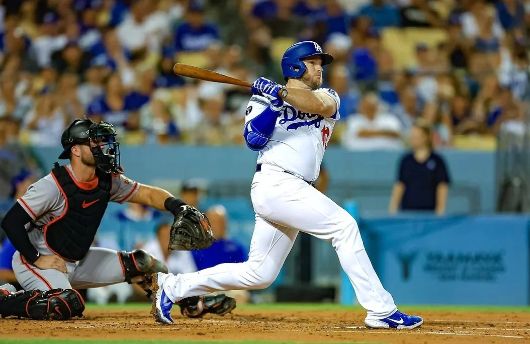Max Muncy's two home runs help the Dodgers beat the Giants 6-3