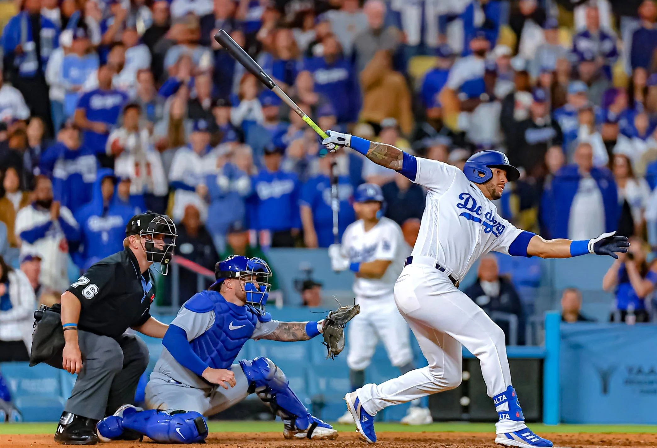 David Peralta’s walk-off single helps the Dodgers beat the Cubs 2-1