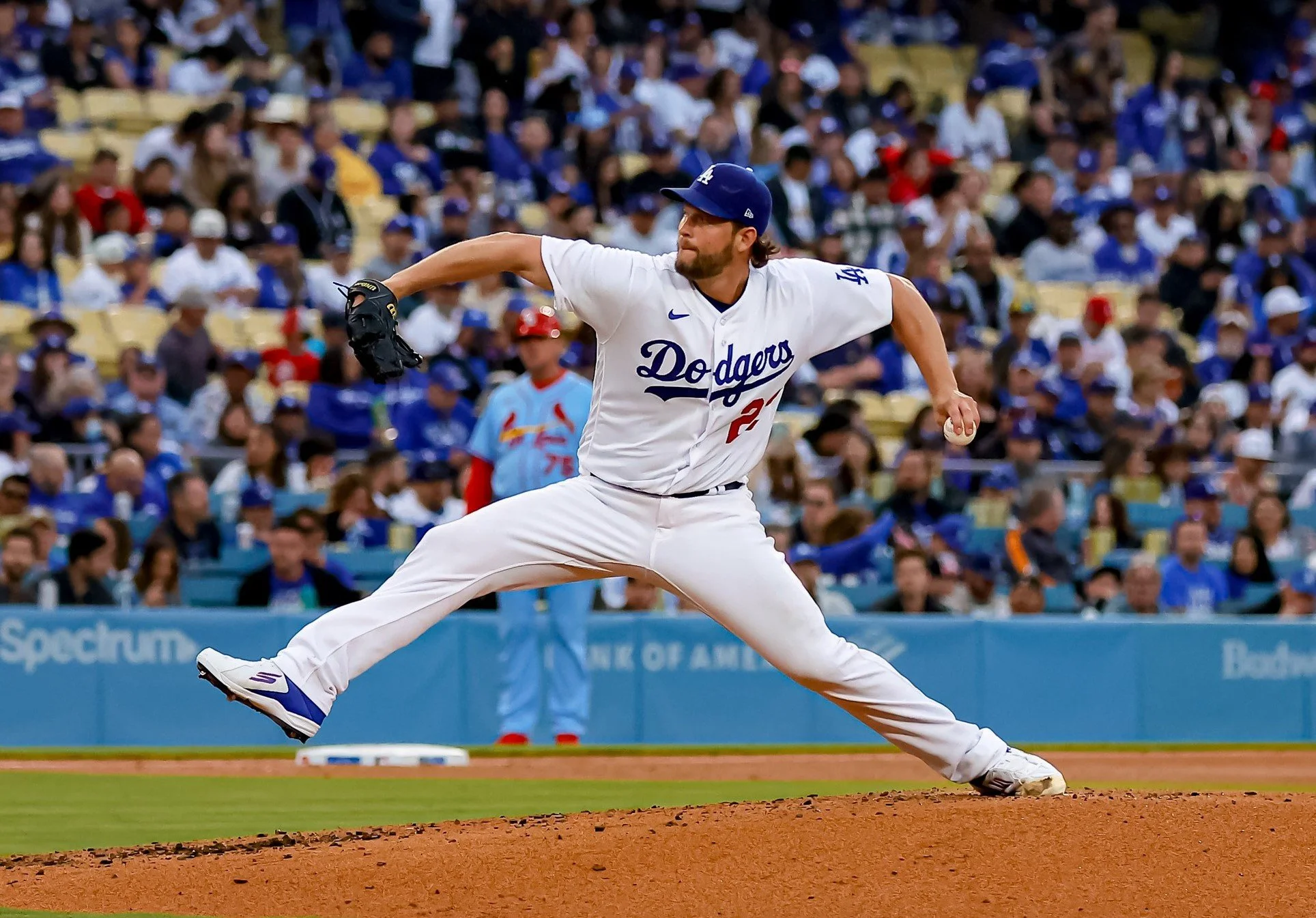 Clayton Kershaw is razor sharp as the Dodgers beat the Cardinals 1-0