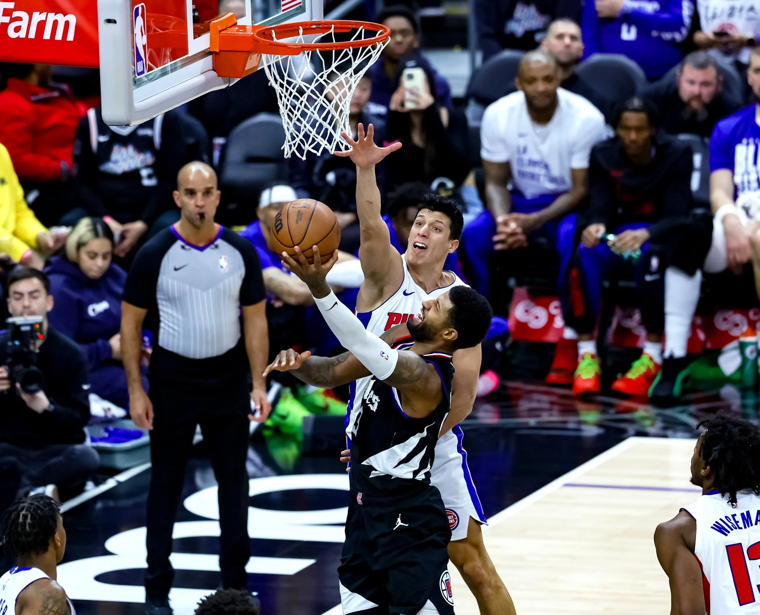 The Clippers go small ball to come from behind to beat Piston 112-106