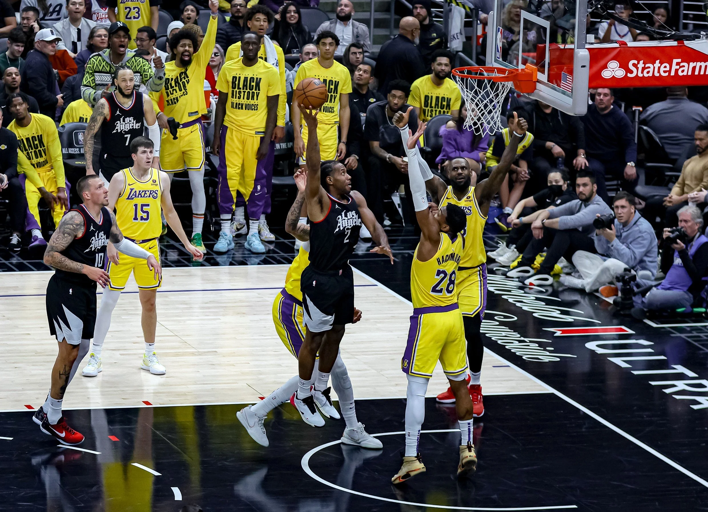  LeBron James and the Lakers rally from behind to beat the Clippers 116-112