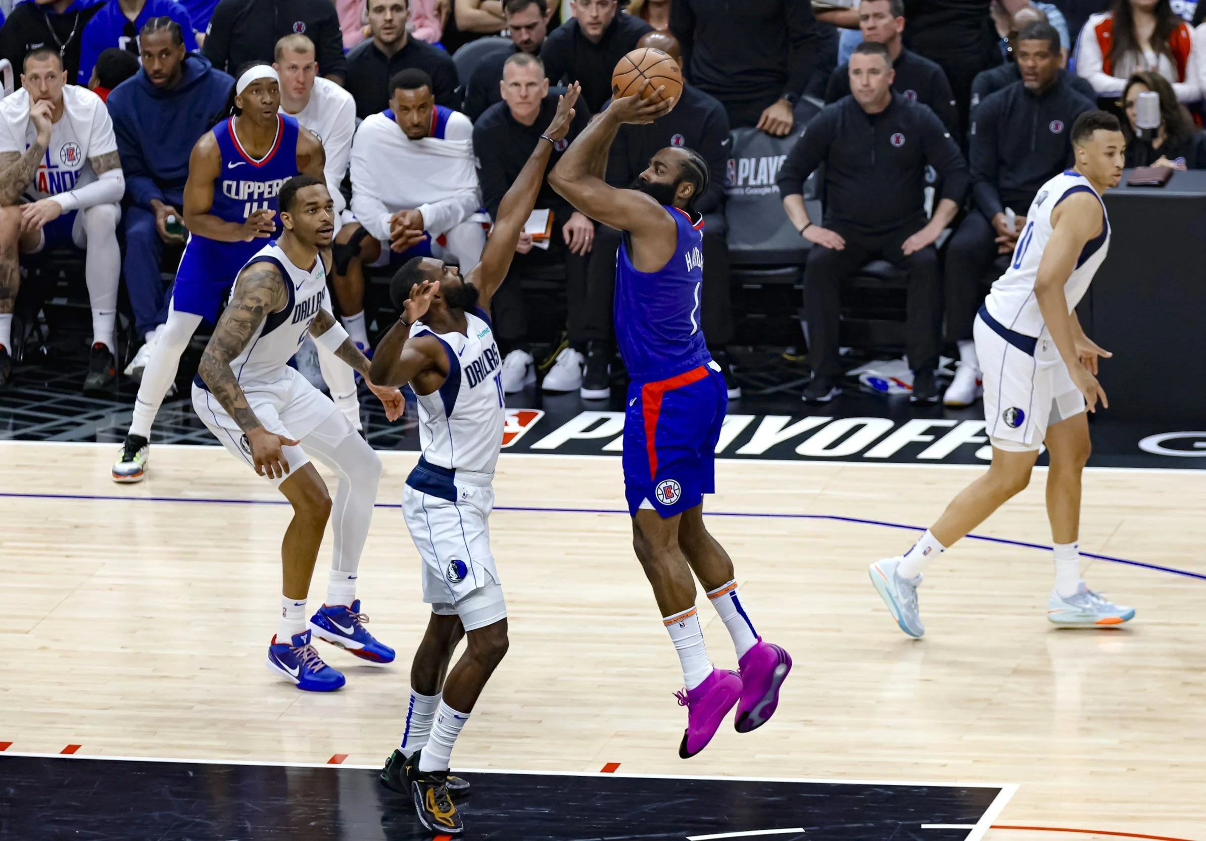 The Clippers hold off a late surge by Mavs to take Game 1 109-97