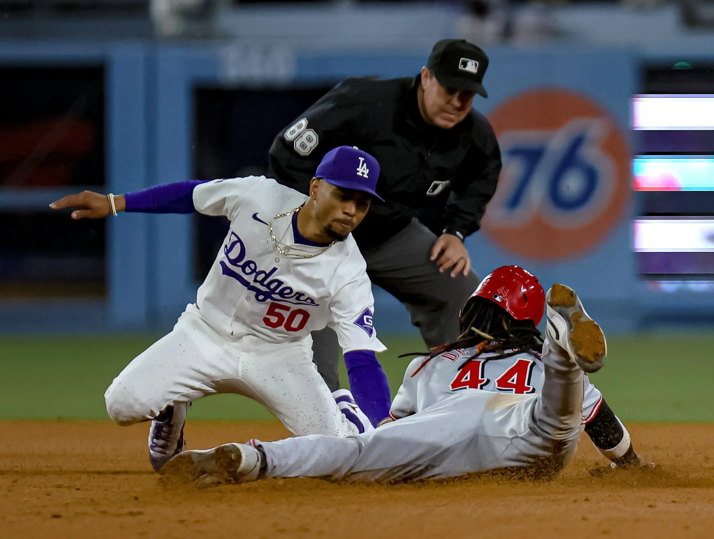 Elly De La Cruz steals the hearts of the Dodgers’ fans after the Reds win 7-2