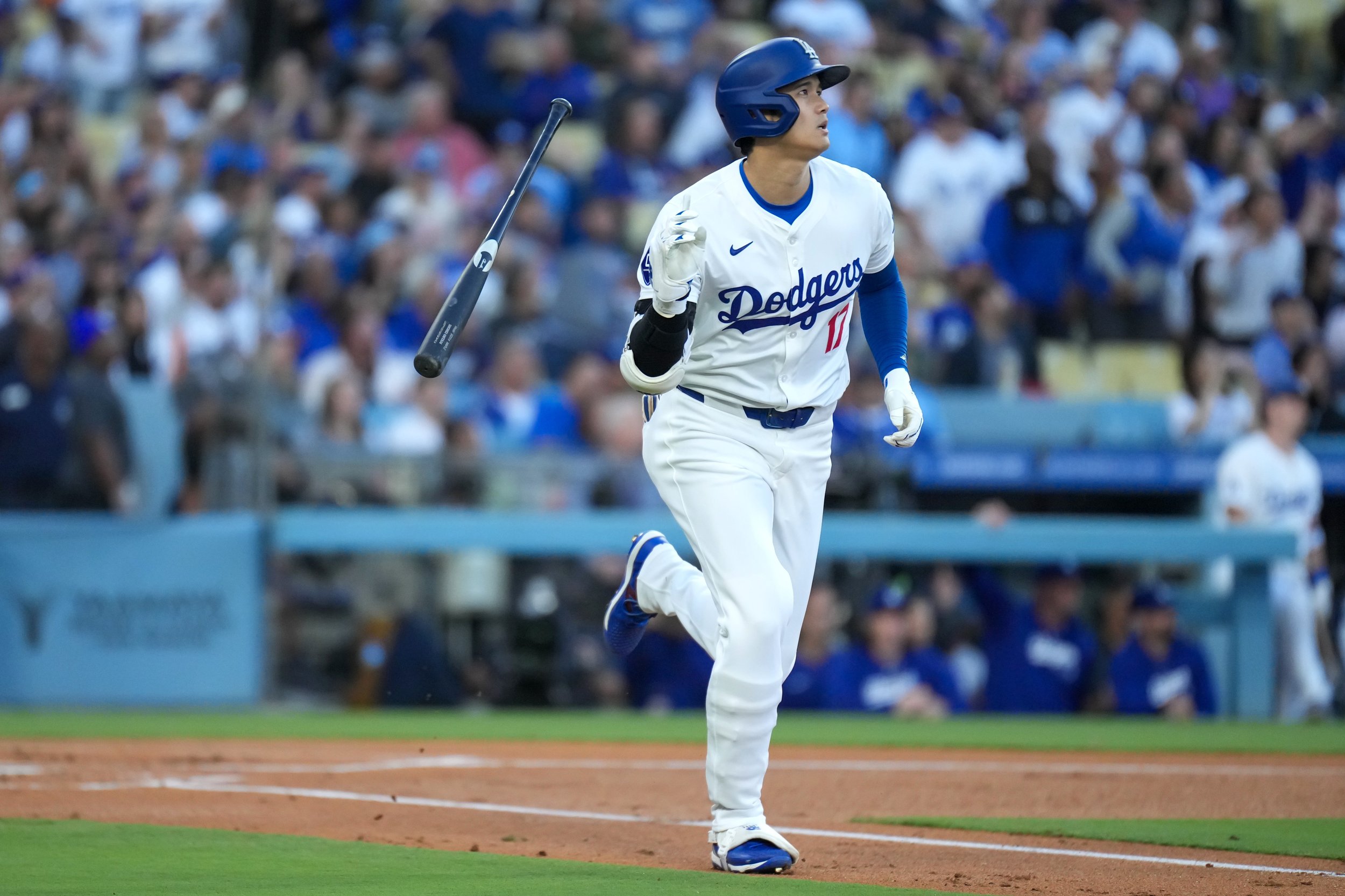 The Rangers come from behind with a three-run homer by Seager to beat the Dodgers 3-2