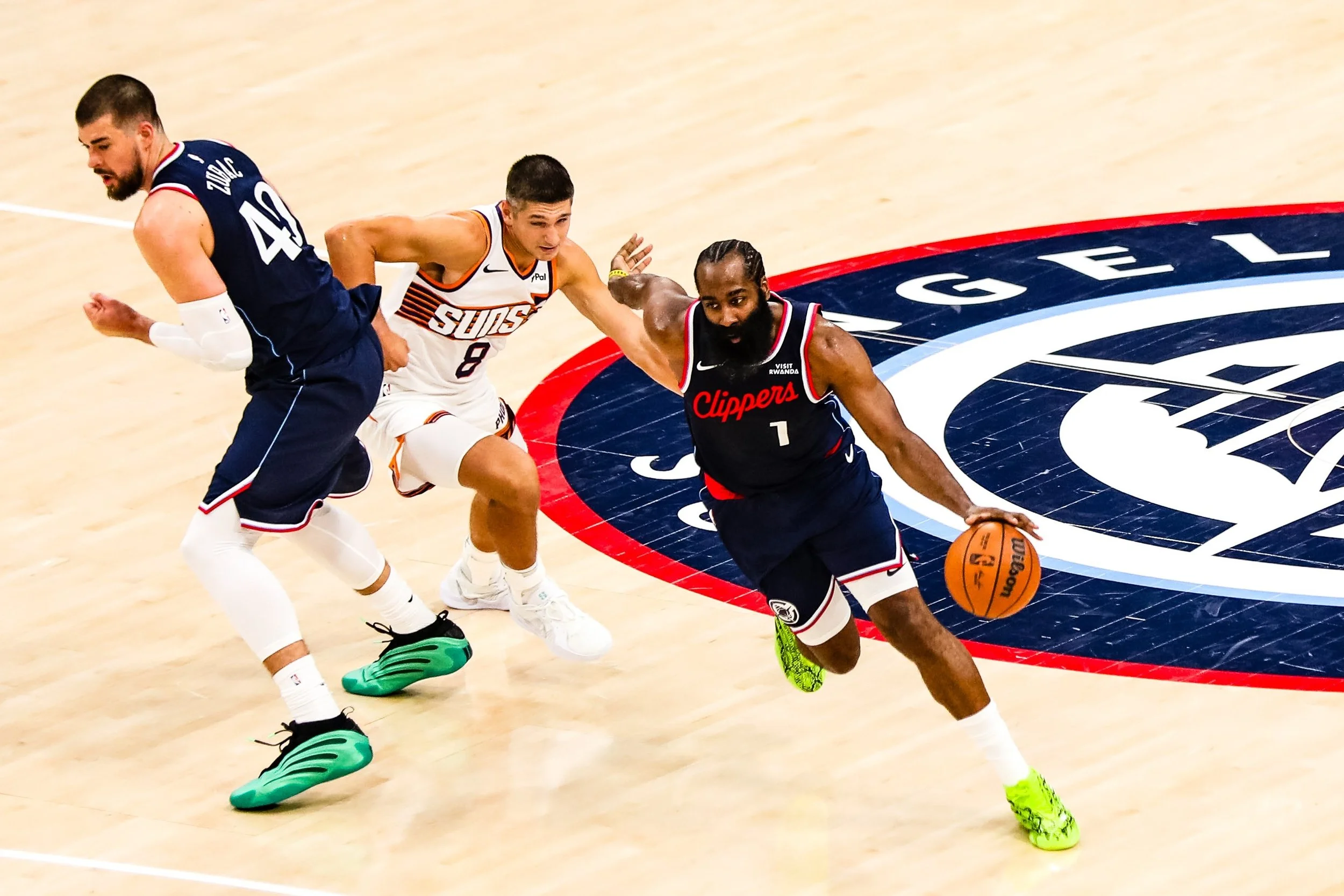 The Clippers shine in home opener 129-102 over Suns
