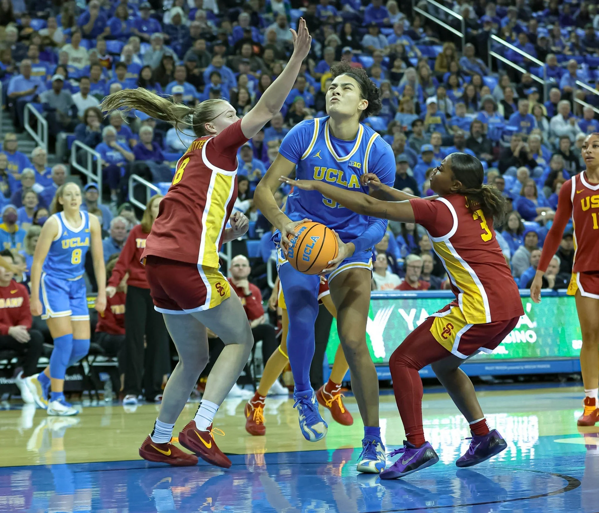 The No.4 UCLA Bruins keeps rolling after beating the No.17 USC Trojans 80-46