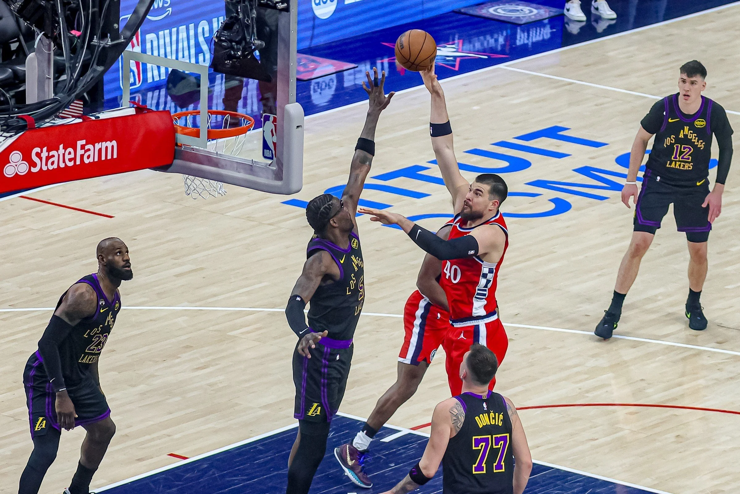 The Clippers survive late run by the Lakers in the fourth quarter to win 112-104