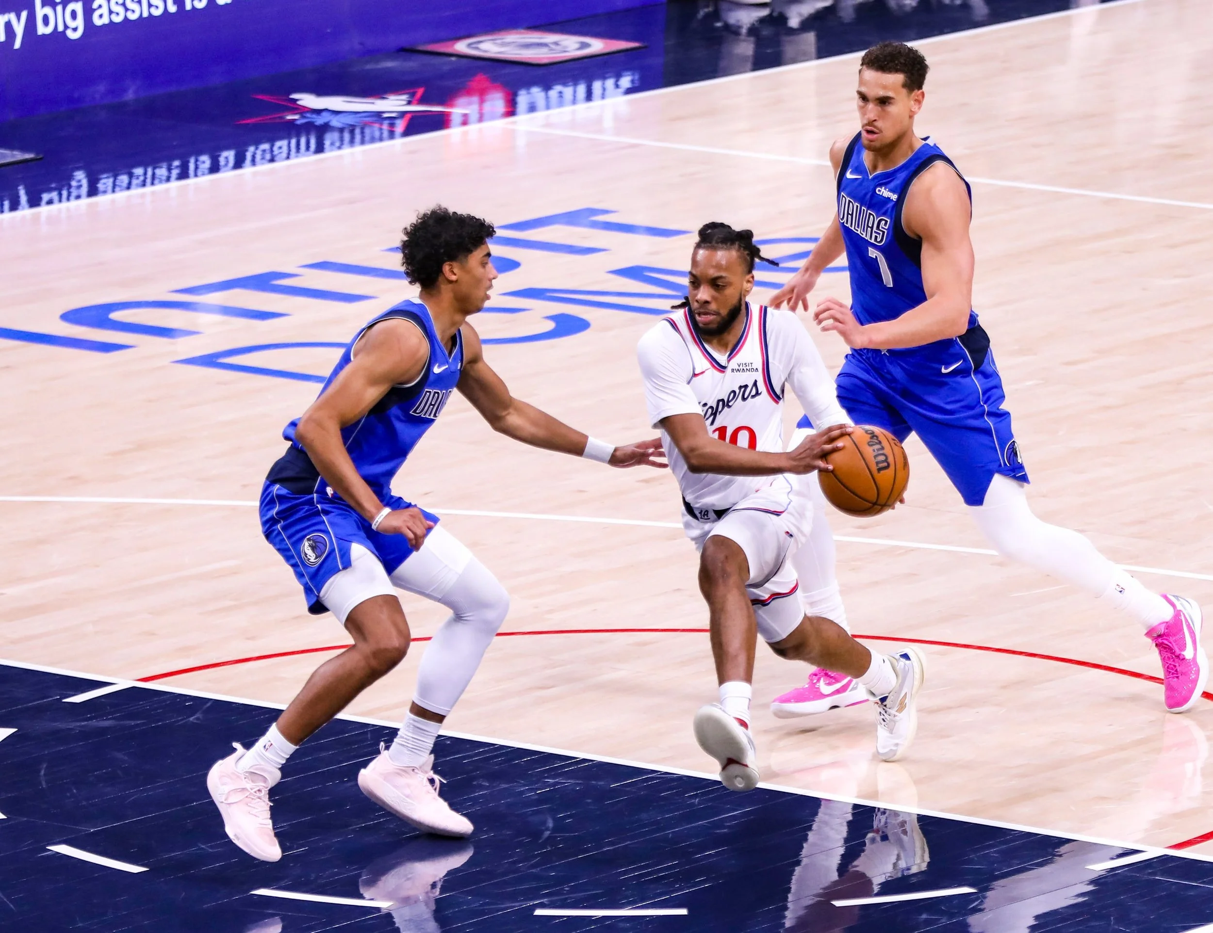 Leonard’s 34 Points Lead Clippers Past Mavericks in Resilient Victory