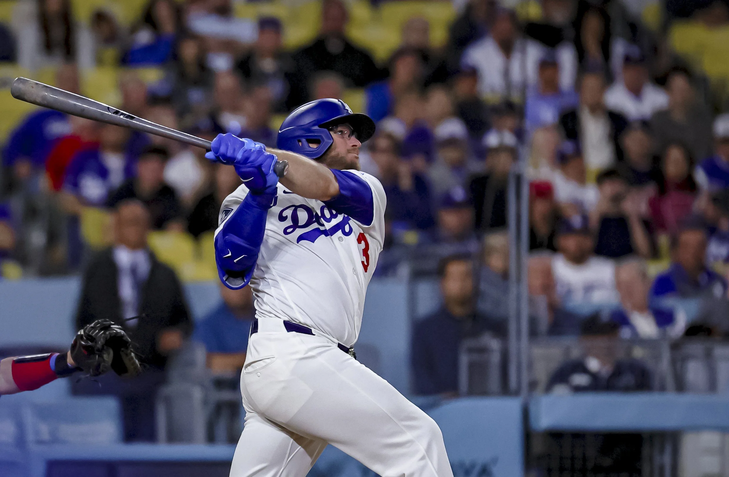 Max Muncy with three home runs help the Dodgers beat the Rangers in a thriller 8-7