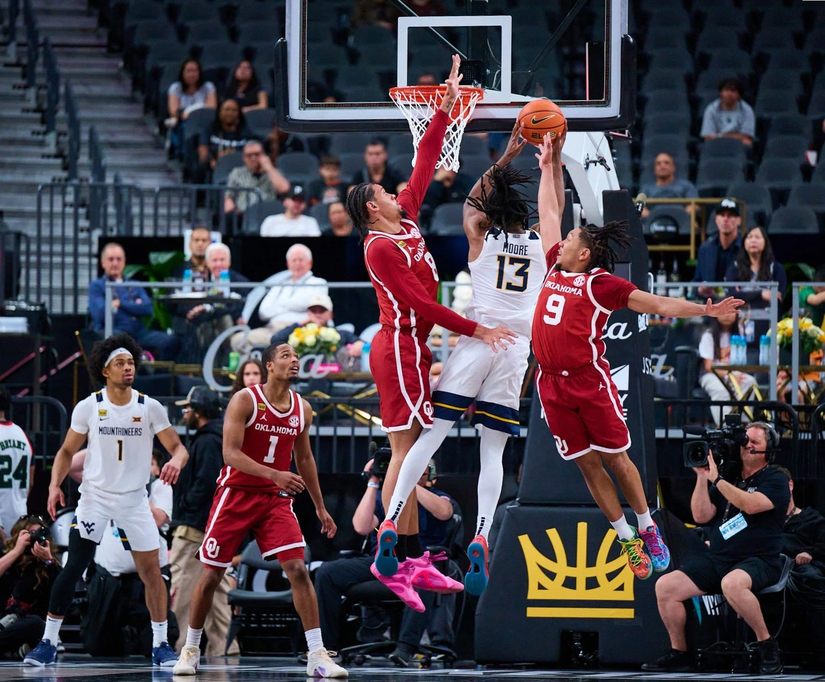 Oklahoma Sooners vs West Virginia Mountaineers_4-5-26_01402.jpg