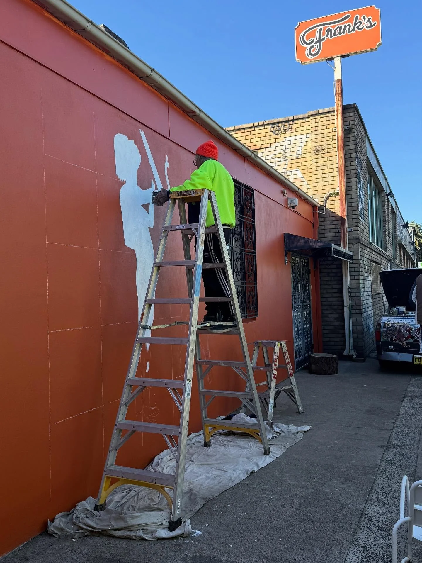 The artist at work. @stevesmithart2 doing it by hand. The best there is.

#filmgreens #artdepartment #greensdepartment #sydneyart
