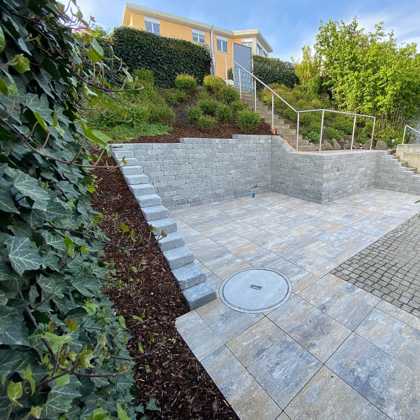 Ein echter Hingucker! 🌿✨🔥!! &hellip;. B&ouml;schung weicht neuer Terrassenfl&auml;che 👌🏻
.
.
Eine unscheinbare B&ouml;schung wurde zu einem genialen Gartenplatz mit einer beeindruckenden Mauer 🏡💚 
Das Ergebnis kann sich sehen lassen ✨🌿
.
.
Wir