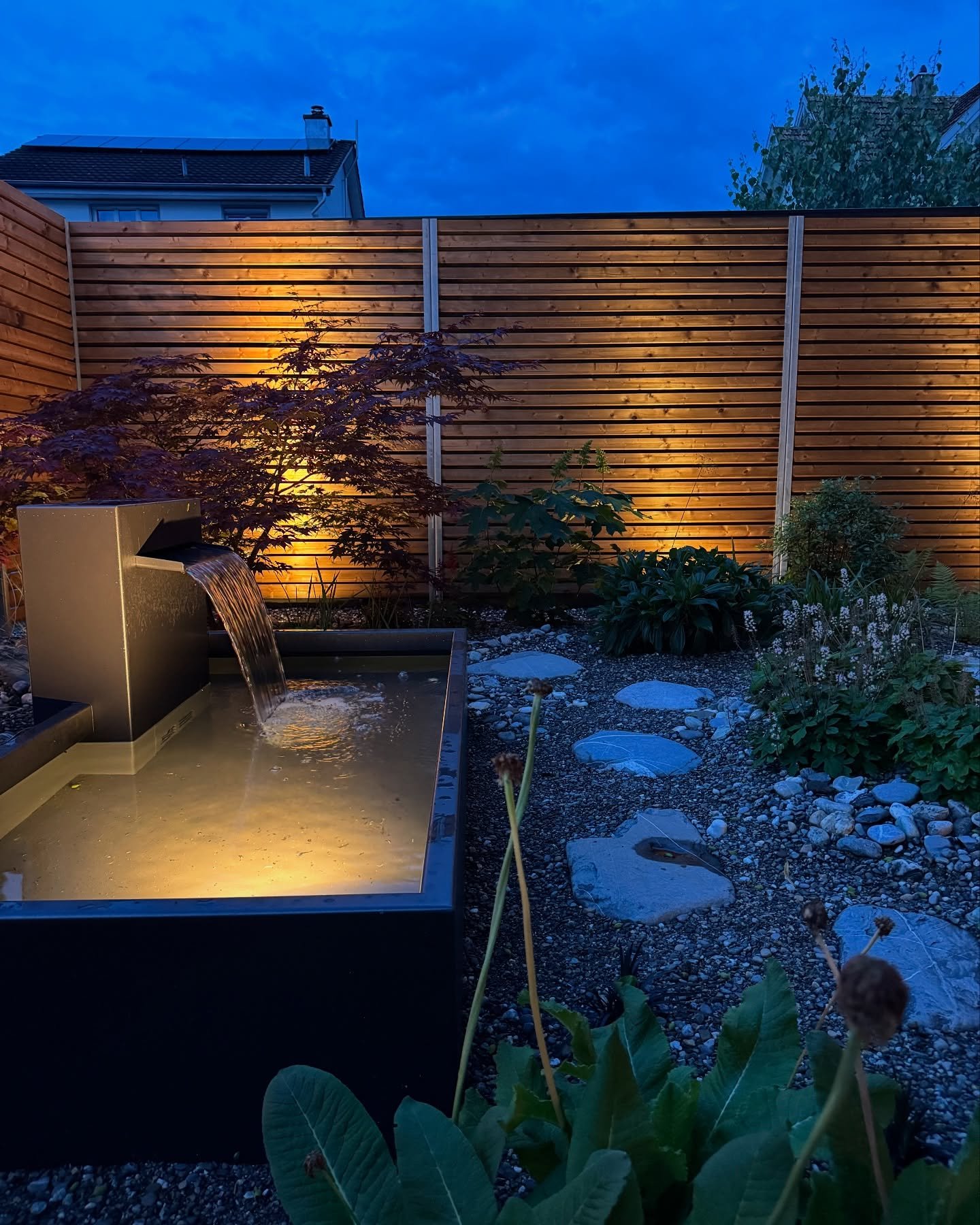 &bdquo;Das ist ja wie Tag &amp; Nacht&ldquo; 🌓🌗🏡
.
.
Kleines Paradies - aber grosse Freude 🤩💯
.
.
Vom tristen Innenhof zu einer Garten-Oase 💚
Vielen Dank an unsere tolle Kundschaft 🙏🏻
.
.
Die alten Palisadenw&auml;nde wurden mit edlen und fil