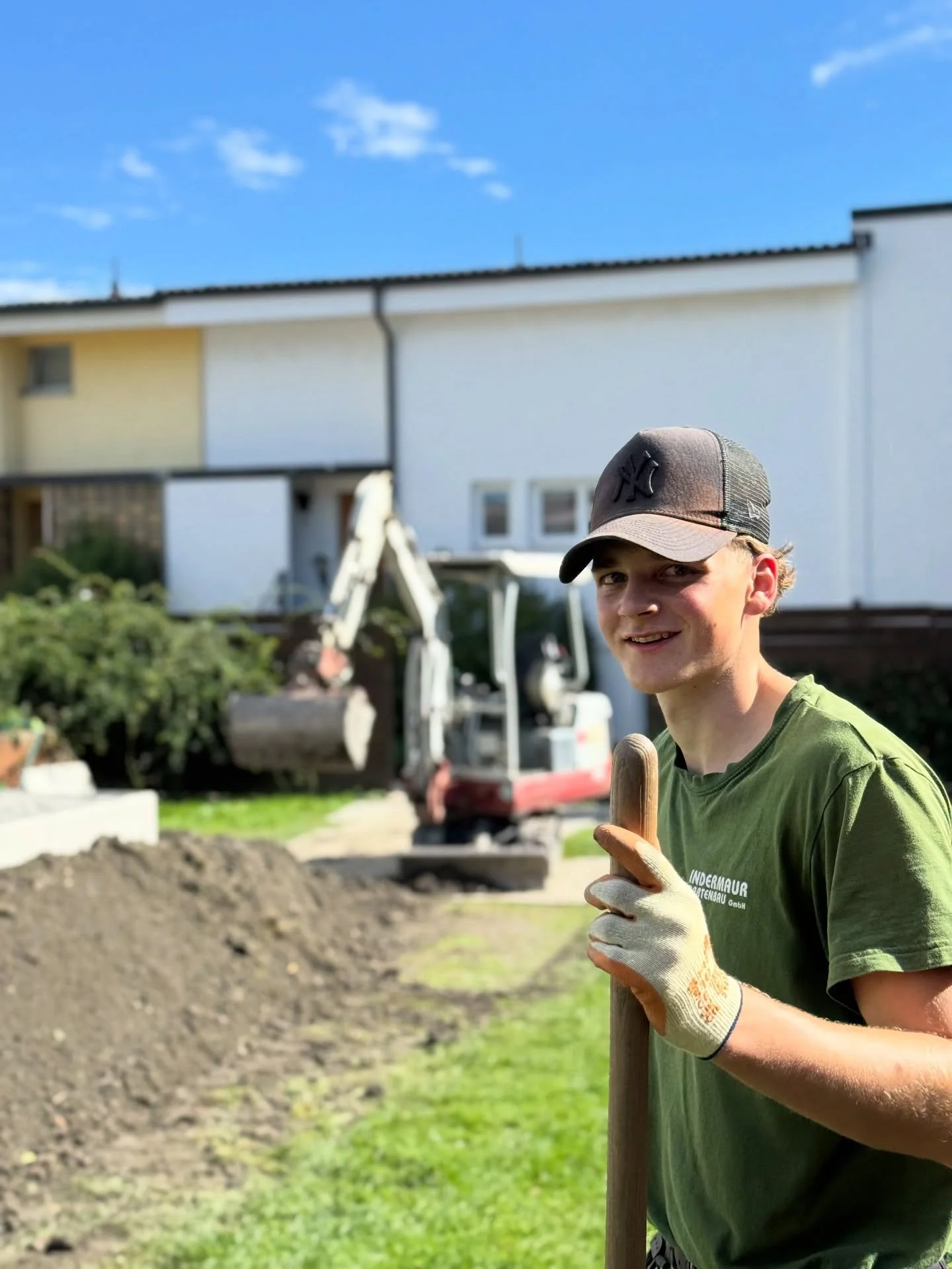 Crew 🪏🏡🪴🧑🏻&zwj;🌾

Hinter jedem sch&ouml;nen Ergebnis stehen engagierte Gesichter! 🌟💪 

Hier sind einige Schnappsch&uuml;sse aus unserer letzten Terrassenrenovation. Ein starkes Team, das gemeinsam anpackt und ihrem Garten den Glow-Up verpasst