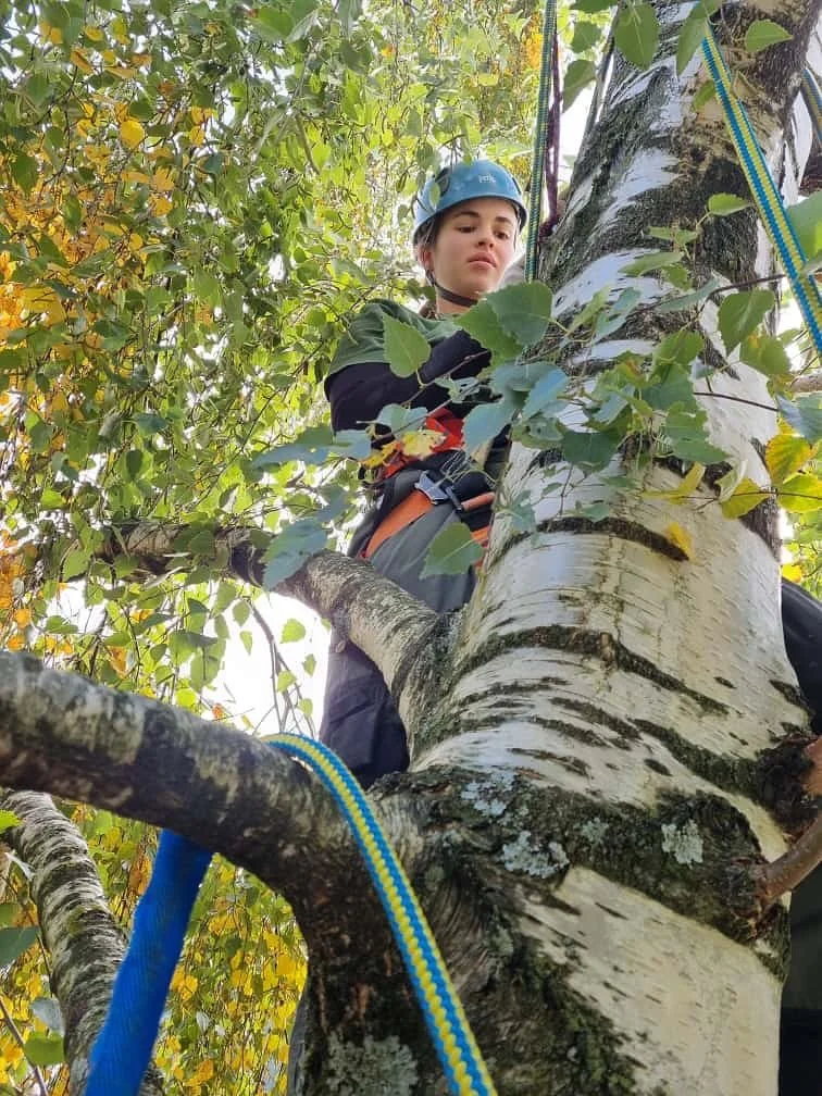 🌳🧗&zwj;♀️&hellip; &uuml;ber sich hinauswachsen 
.
.
Unsere Lernende Rahel erh&auml;lt, von unserem Baumkletterer Ramias, Einblick in Technik und Sicherheit bei der Baumpflege 🧩👌🏻⚠️
.
.
Hast auch du B&auml;ume die gepflegt werden m&uuml;ssen?
Wir
