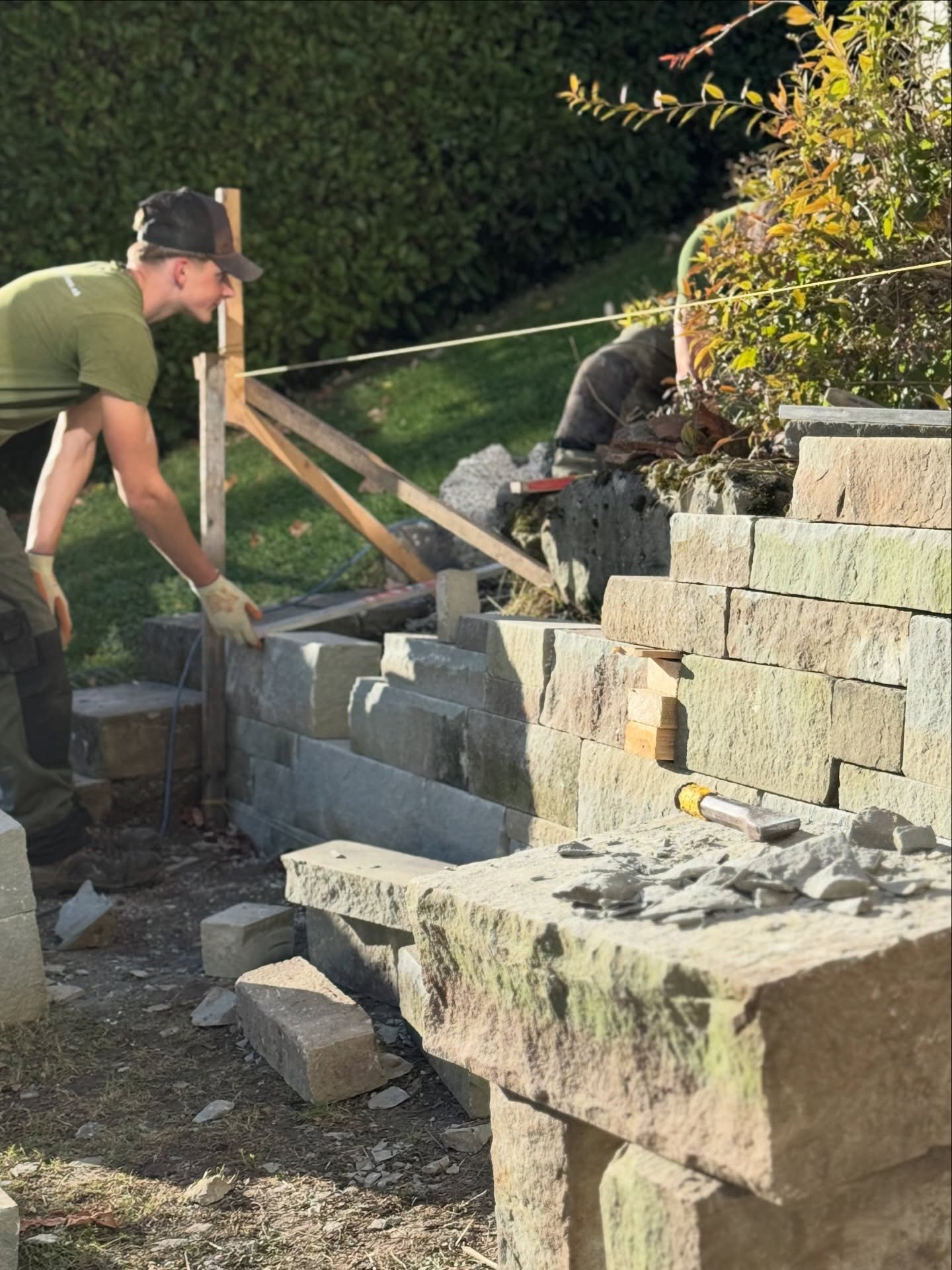 well done Finn 💯👍🏻👍🏻
.
.
Lehrlingsprojekt 🧩🌿
.
. 
Eine wundersch&ouml;nes Verblendmauerwerk (aus Rorschacher Sandstein @baerlocher_gruppe ) wurde von uns durch unseren Lehrling in einem selbst&auml;ndigen Projekt erstellt. 
.
Nach Kundenwunsch