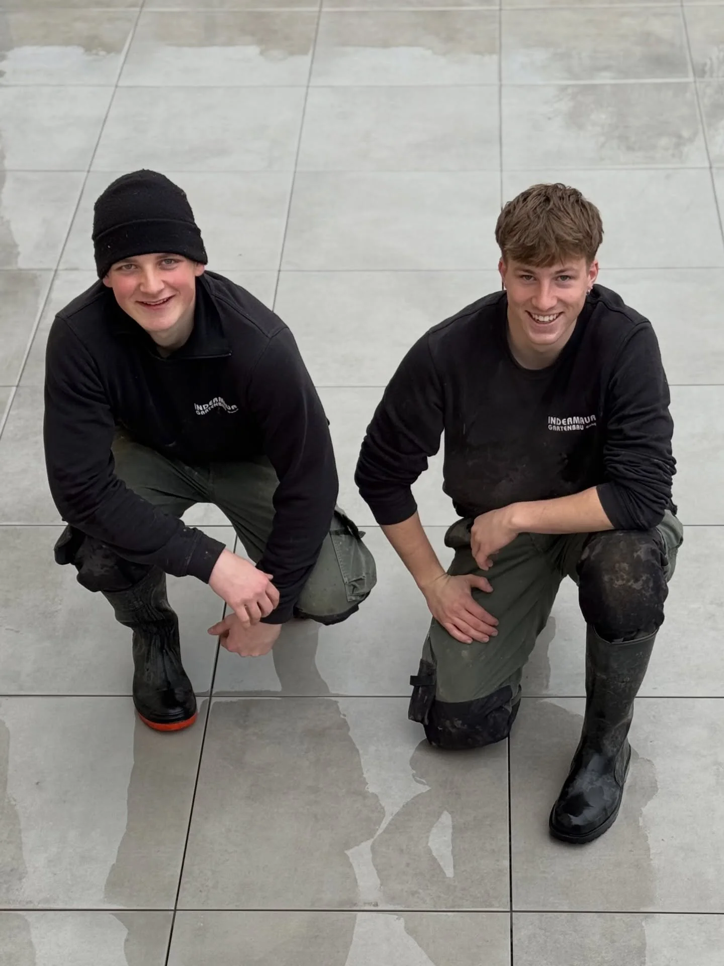 Macher 🔥👍🏻 
.
.
tolle motivierete G&auml;rtnertalente in vollem Einsatz 🤩 
Finn &amp; Miro haben hier eine wundersch&ouml;ne Feinsteinzeug-Arbeit gemacht 👌🏻🤩 
.
.
Dein Indermaur Gartenbau Team 💚

#macher #team #landscape #tile #love