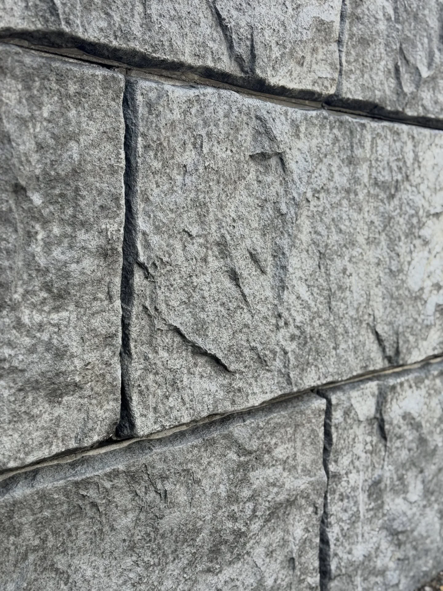 Felswand senkr(echt ?) 🧗
.
.
Betonformstein mit Felsstruktur 🪨 @creabeton.ch 
Dank spezieller Formtechnik ist ein Aufbau ohne Neigung gegen das Erdreich m&ouml;glich 💯 

f&uuml;r optimale Platzausnutzung ☀️

Dein Indermaur Gartenbau Team 💚

#gard