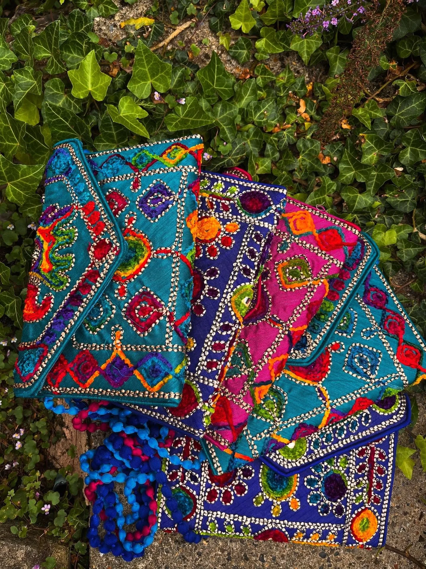 ✨ Take a look at these beautifully embroidered Indian Clutch Shoulder Bags !! 🎀🦋

&pound;8 each, available in-store. 

Don&rsquo;t forget to check out our website !
www.theheadintheclouds.co.uk

Love and Peace
13 Pottergate