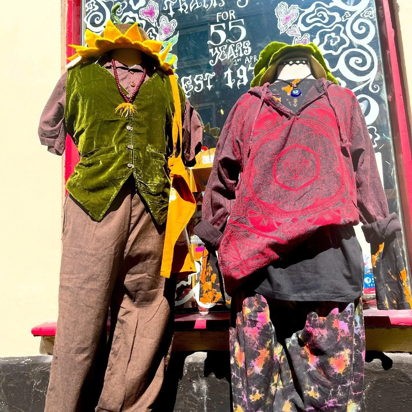 (Re-)Introducing our shop&rsquo;s mannequins:
🍃 Indica and Sativa 🍃

💤 Indica is a type of cannabis plant known for its short, bushy shape and relaxing, body-focused effects. Often used in the evening to unwind or help with sleep. 

⚡️Sativa is a 