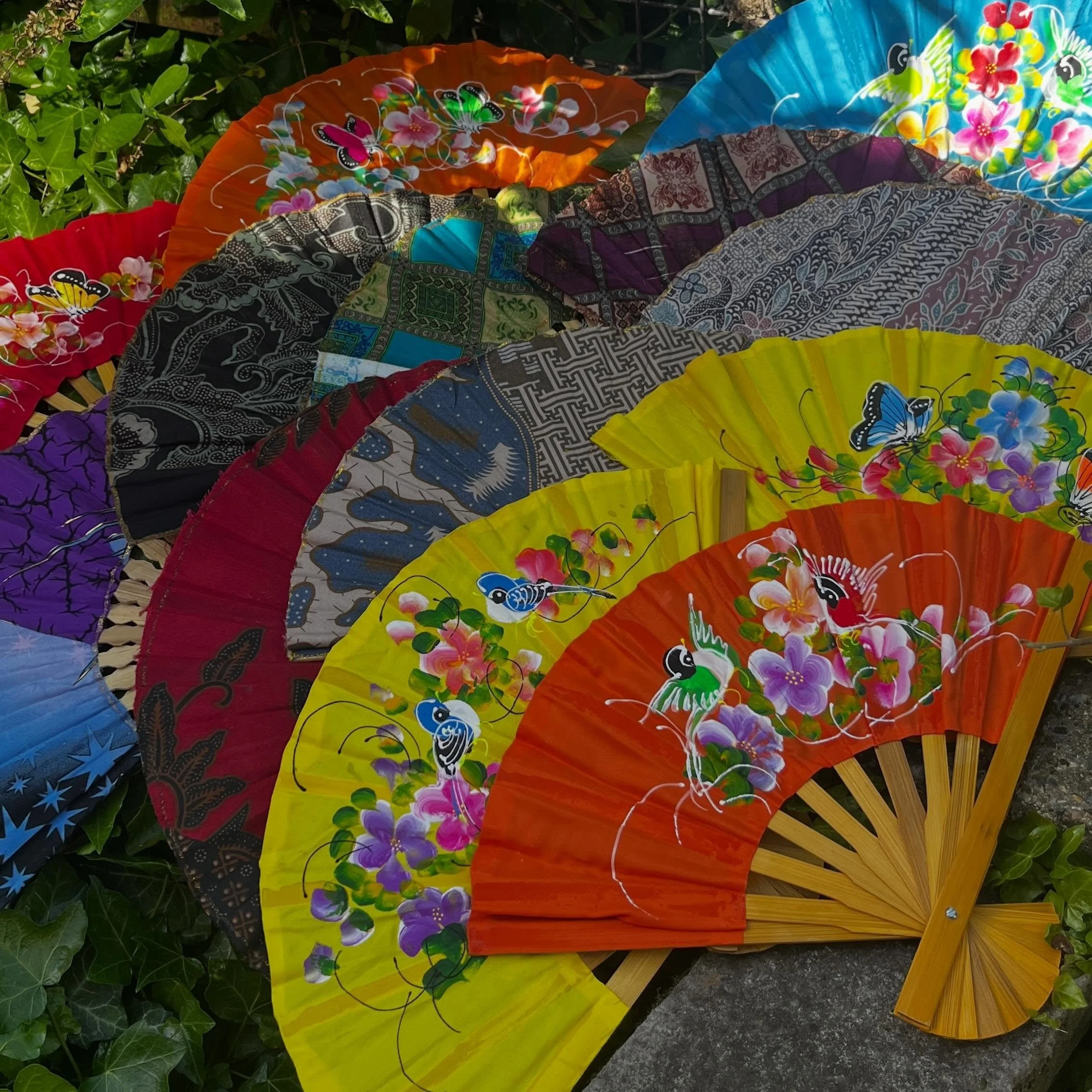 Get a beautifully hand-made fan to keep yourself cool in the heat ! 🔥

🪭 Hand-painted Thai and Batik fabric fans &pound;4.50 each
